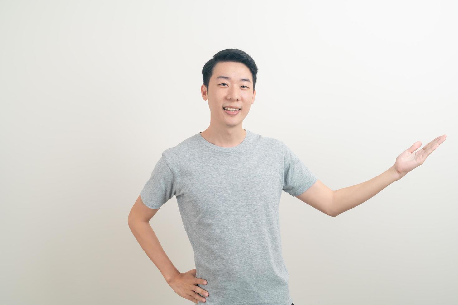 homme asiatique avec la main pointant ou présentant sur fond blanc photo