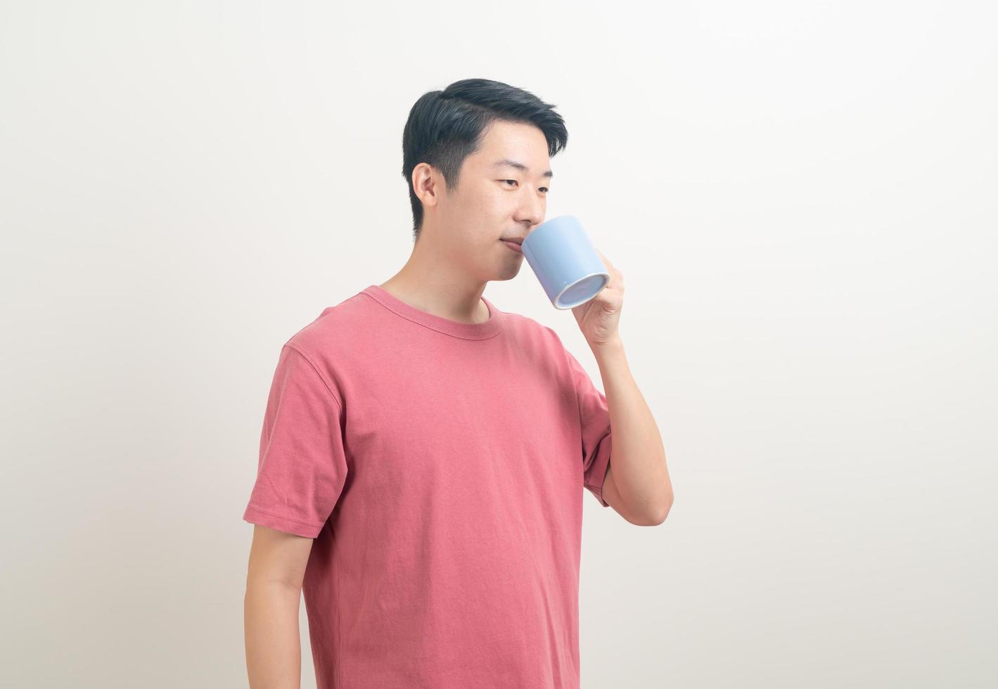 jeune homme asiatique tenant une tasse de café photo