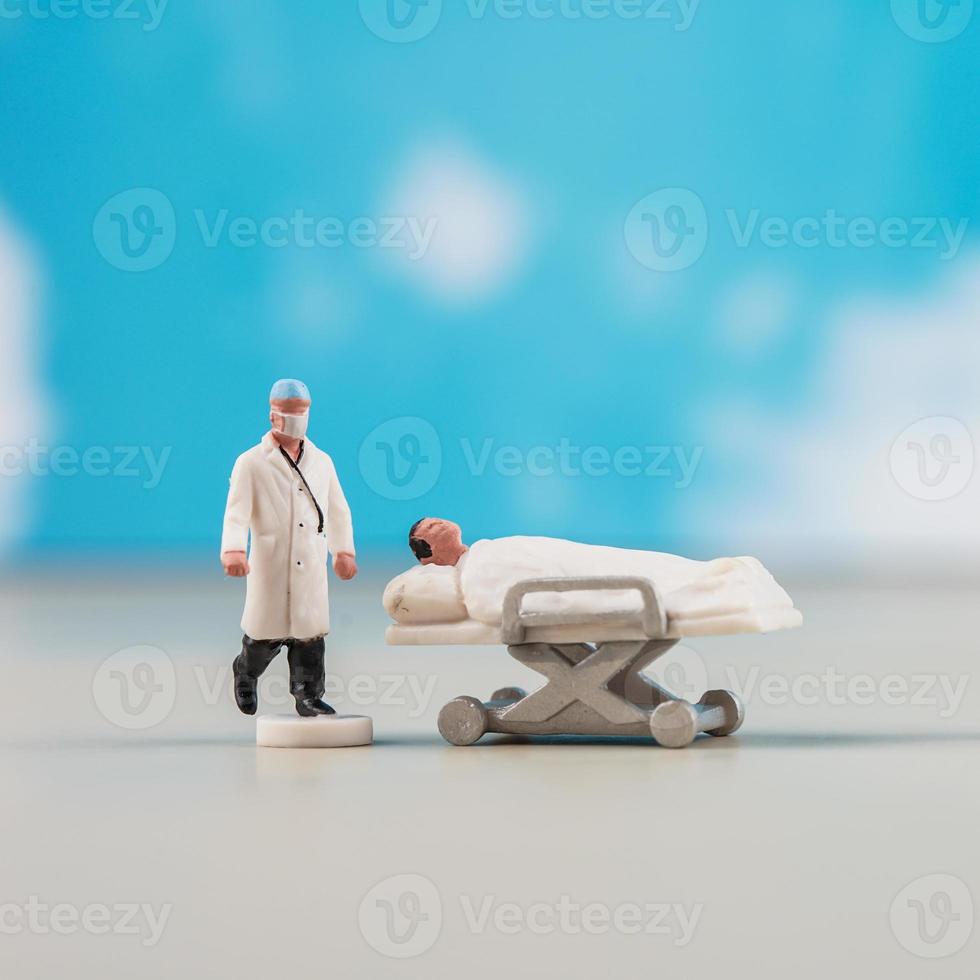 photo conceptuelle simple, mini figure médecins et infirmières mini figure évacuation des patients infectés