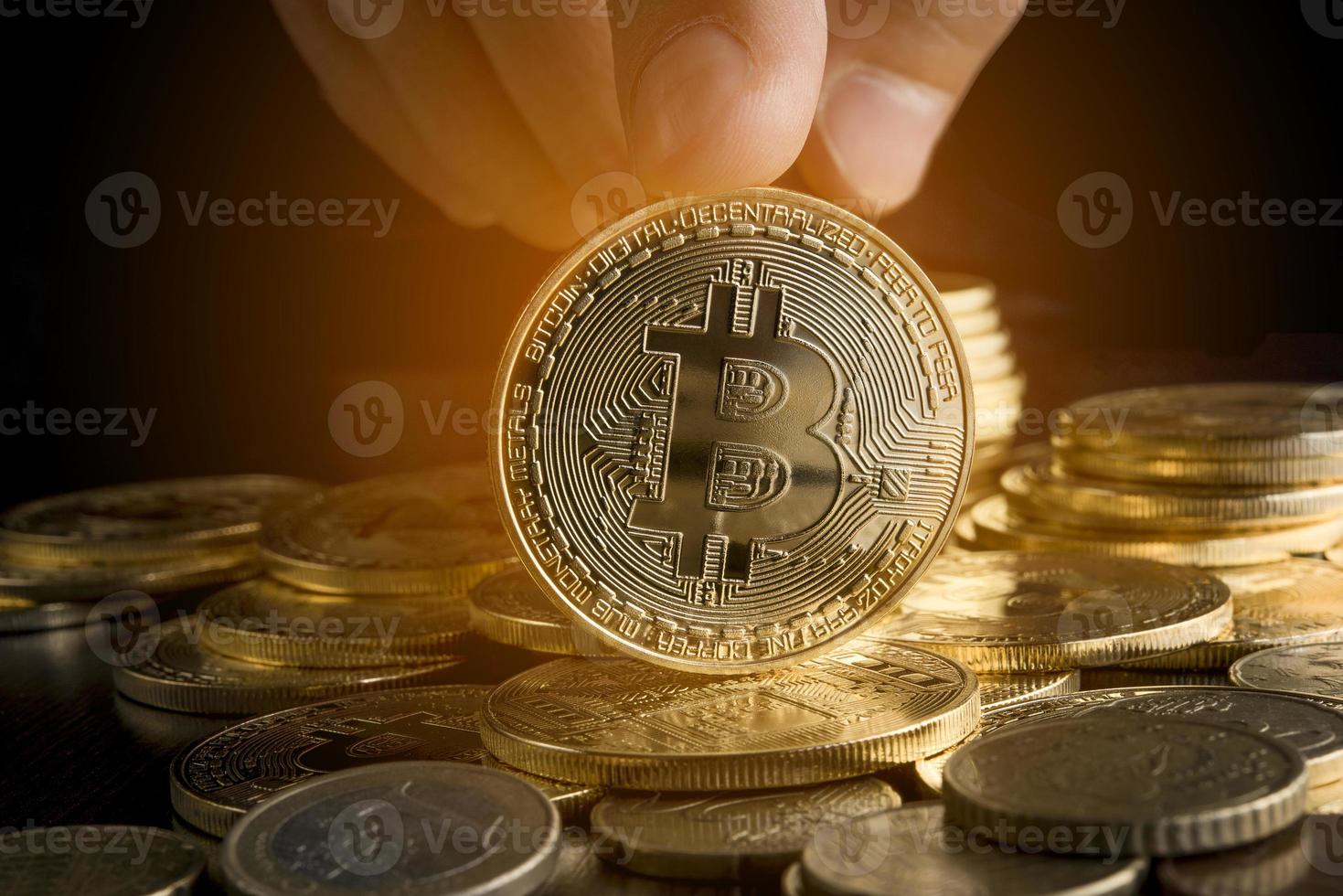 bitcoin coin la crypto-monnaie numérique bit physique une pièce d'or avec un magnifique symbole bitcoin doré. s'adapter à votre précieux travail. photo