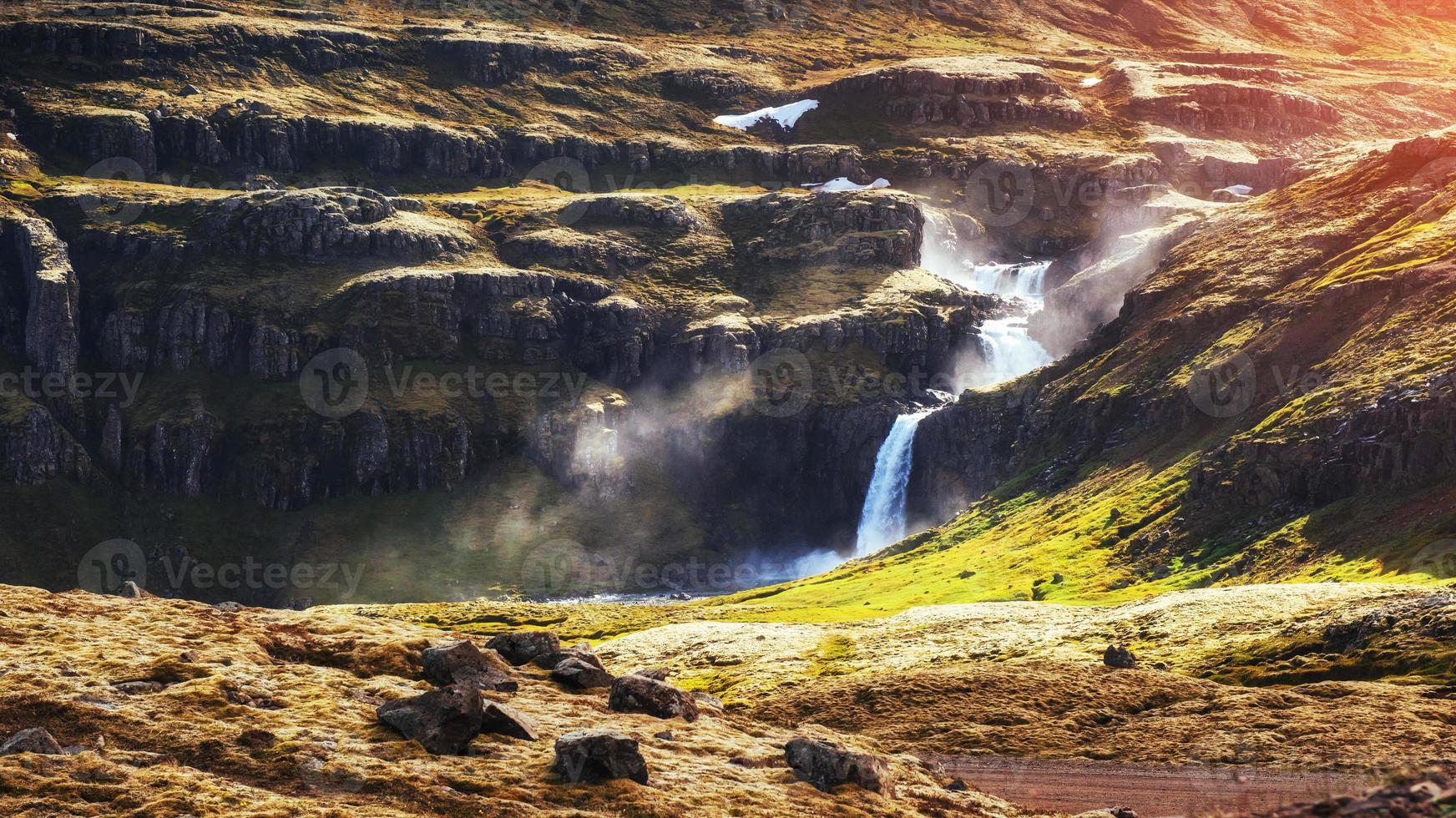 les paysages pittoresques des forêts et des montagnes d'islande. photo