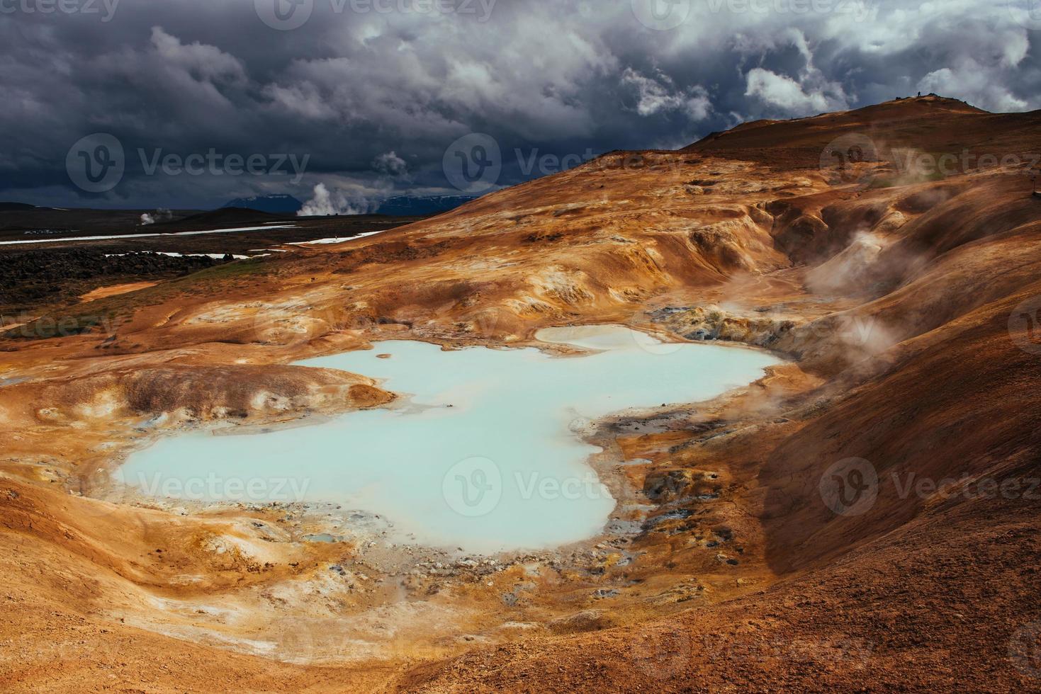 volcan géant surplombe. photo