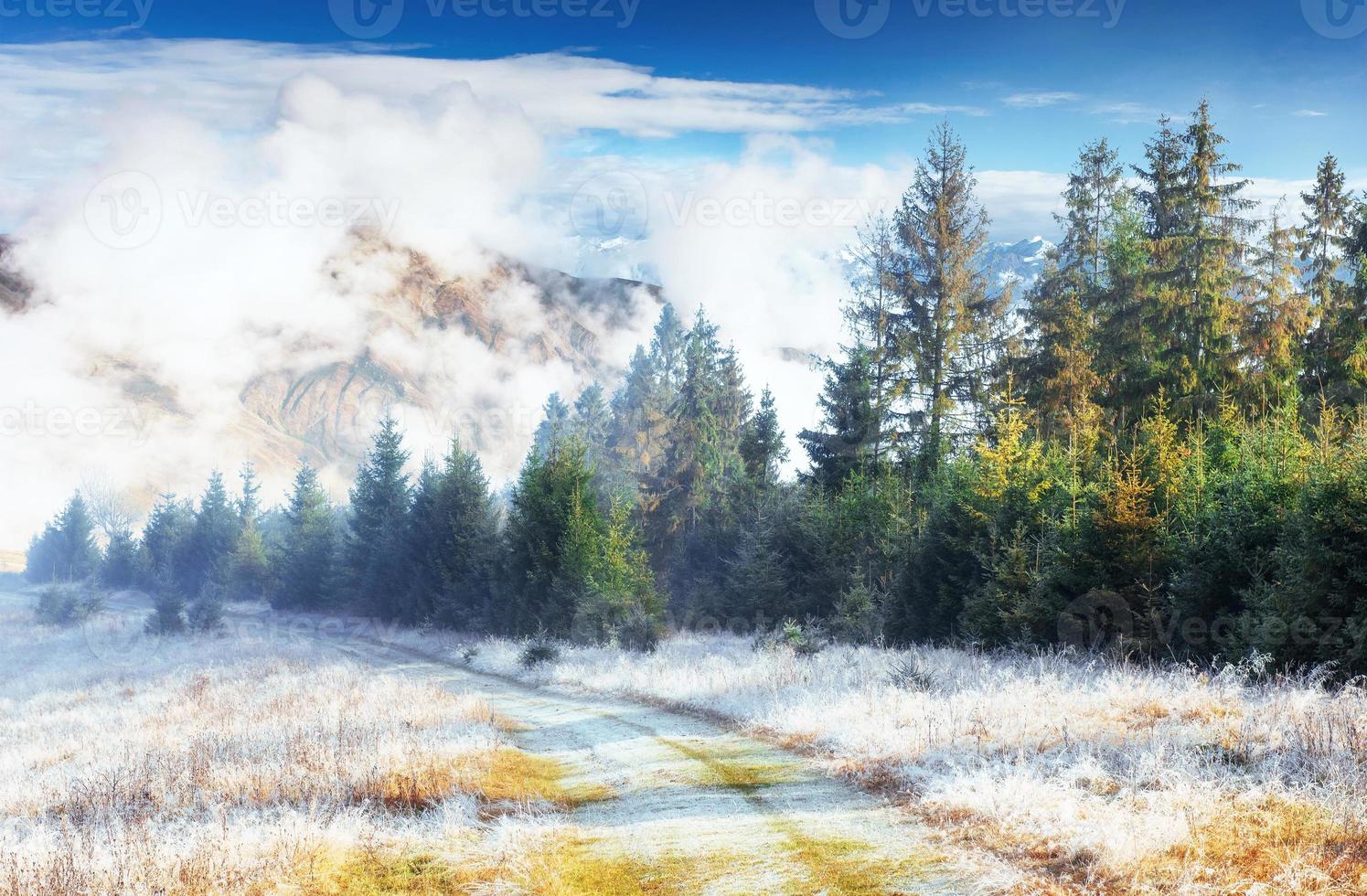 chaîne de montagnes d'octobre dans les premiers jours d'hiver photo