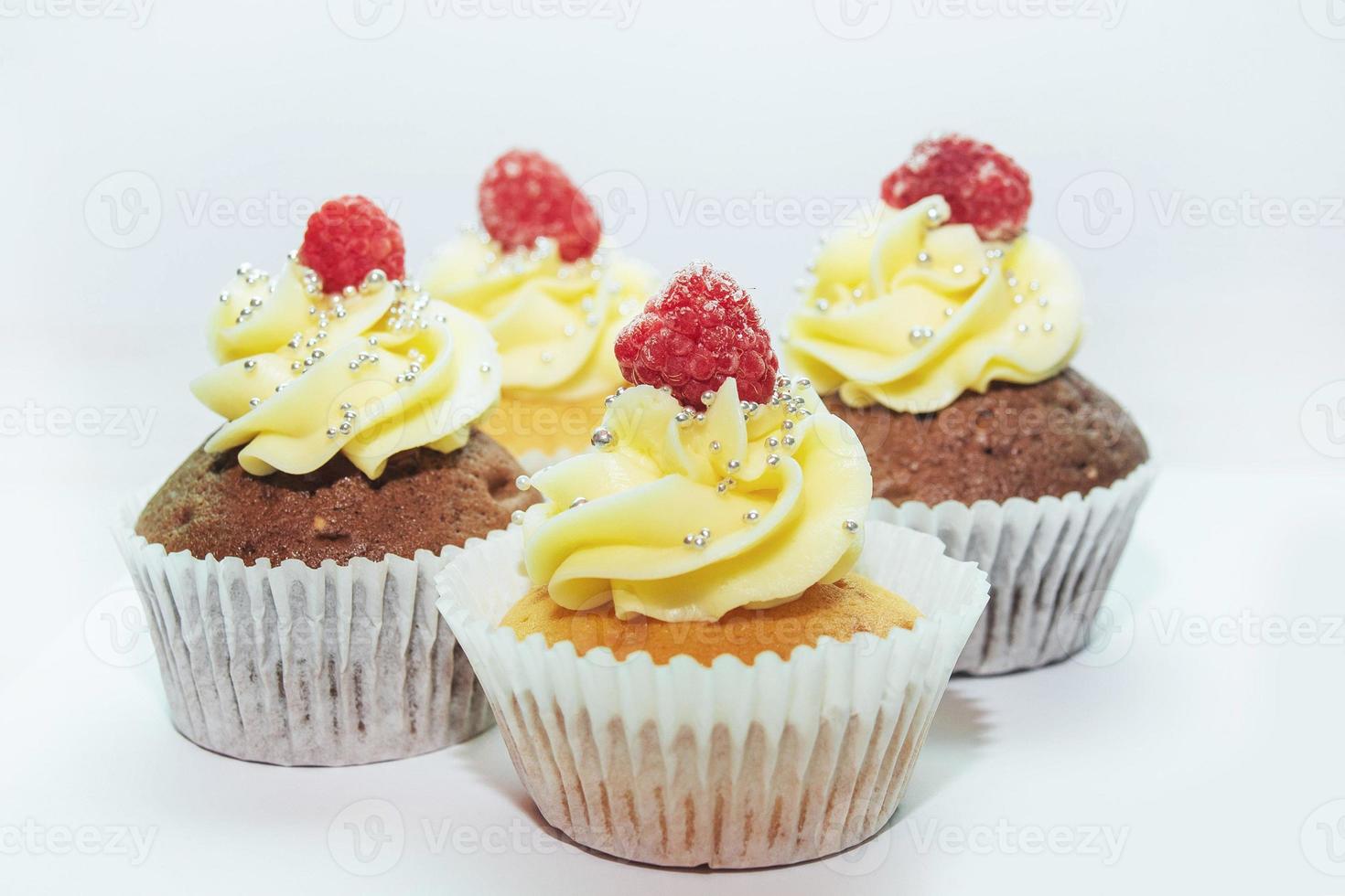 muffins à la crème. plats raffinés sur la table du buffet. photo