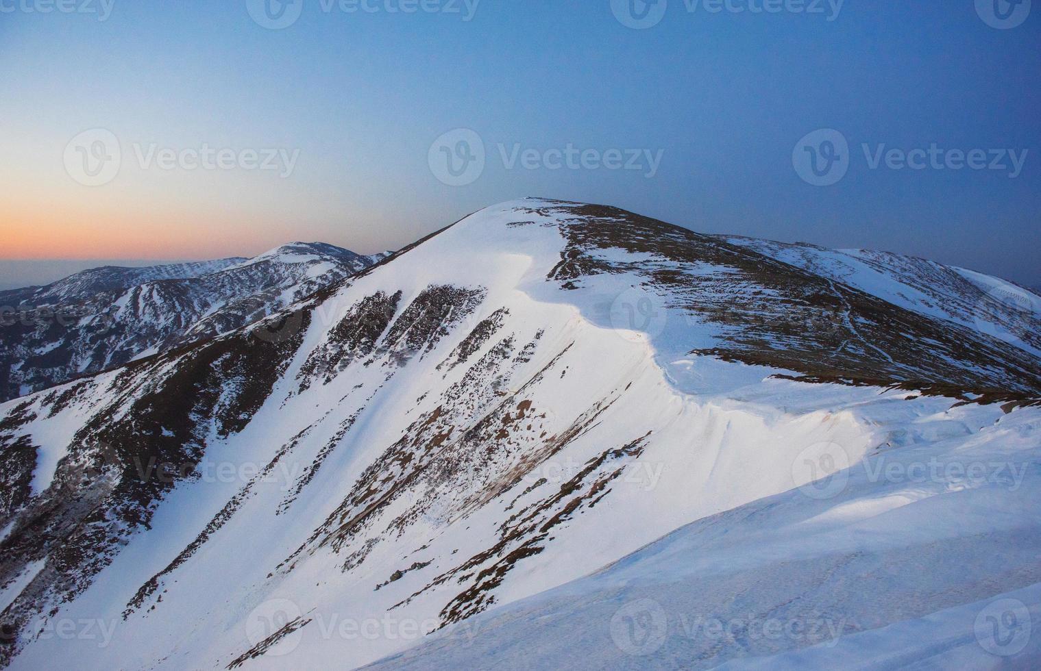 coucher de soleil printanier coloré sur les chaînes de montagnes du national photo