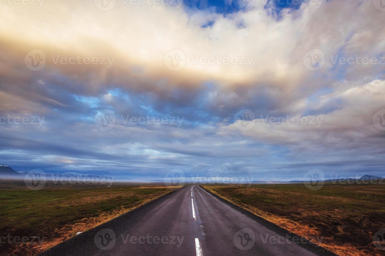 route dans les montagnes. pont sur un canal reliant jokulsarlon photo