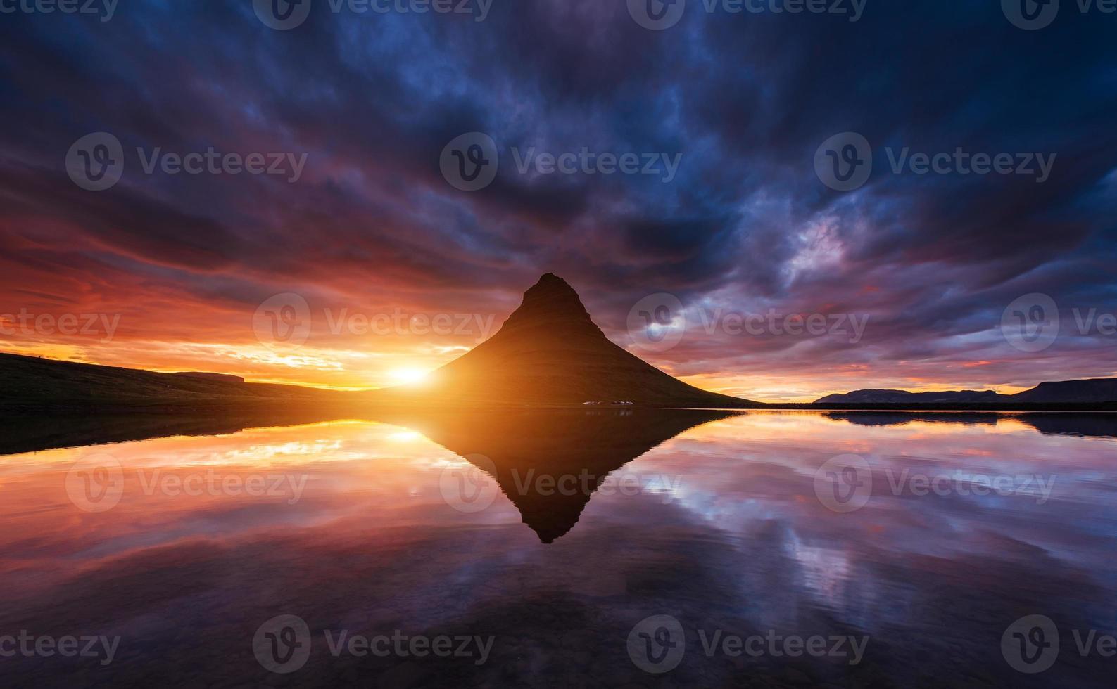 coucher de soleil coloré sur les montagnes. vues fantastiques sur les terres photo
