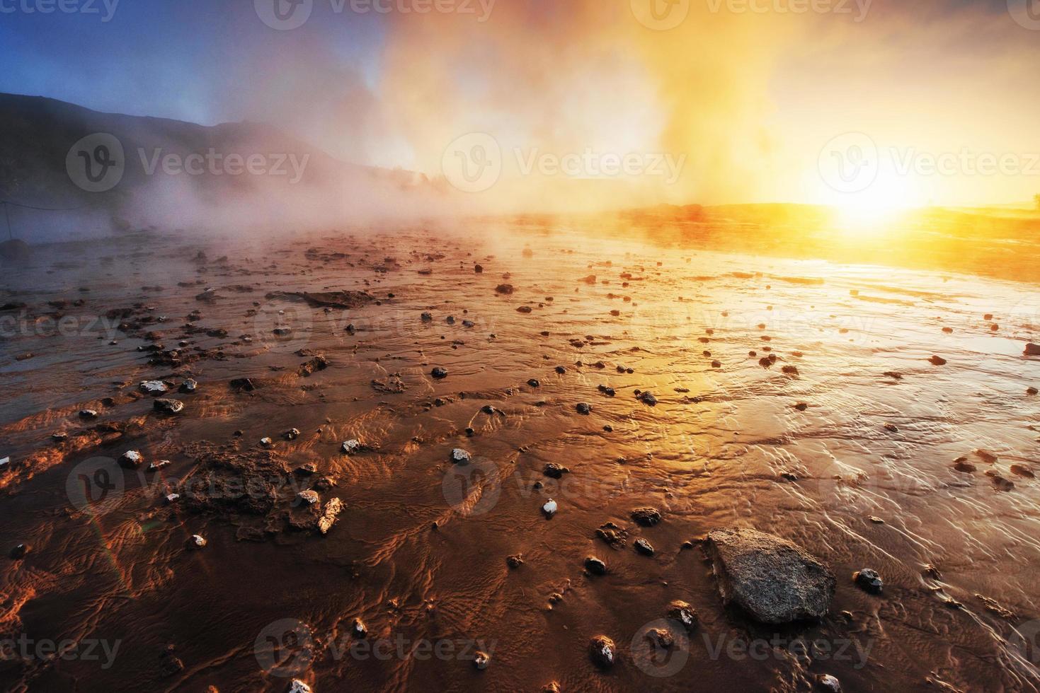 geysers en islande. fantastique kolory.turysty regarder la beauté de photo