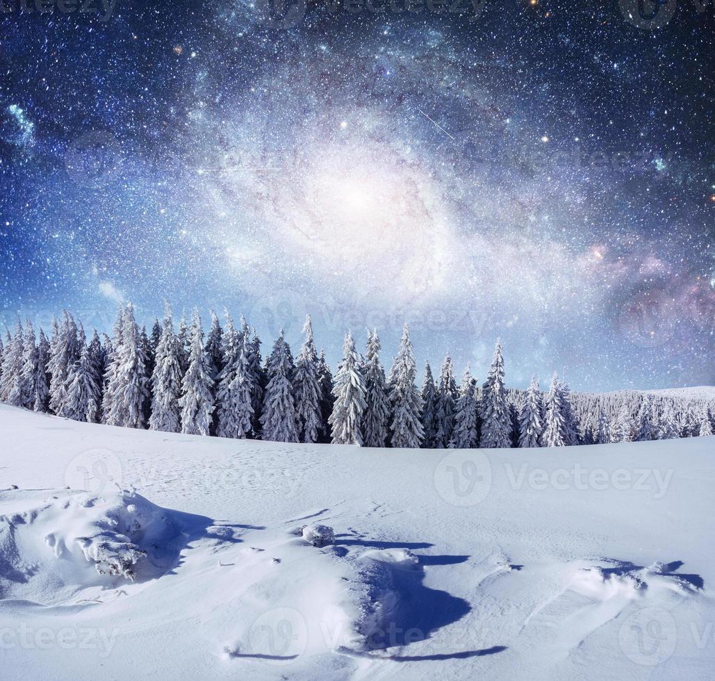 ciel étoilé dans la nuit enneigée d'hiver. voie lactée fantastique dans le nouveau photo