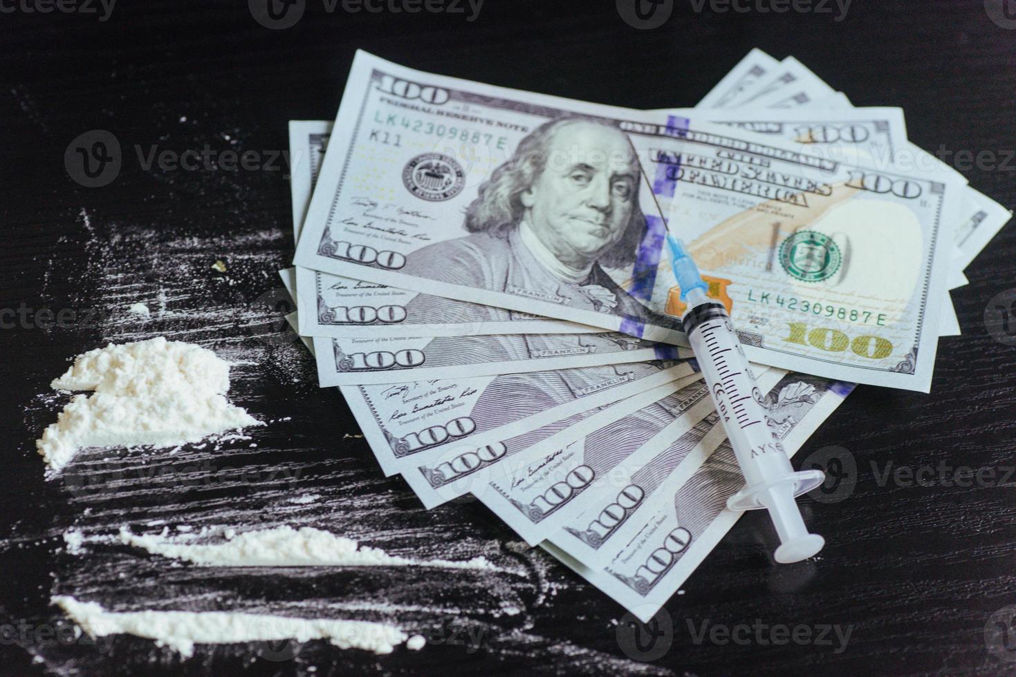 concept de drogue, dollar, argent, dépendance et toxicomanie - clo photo