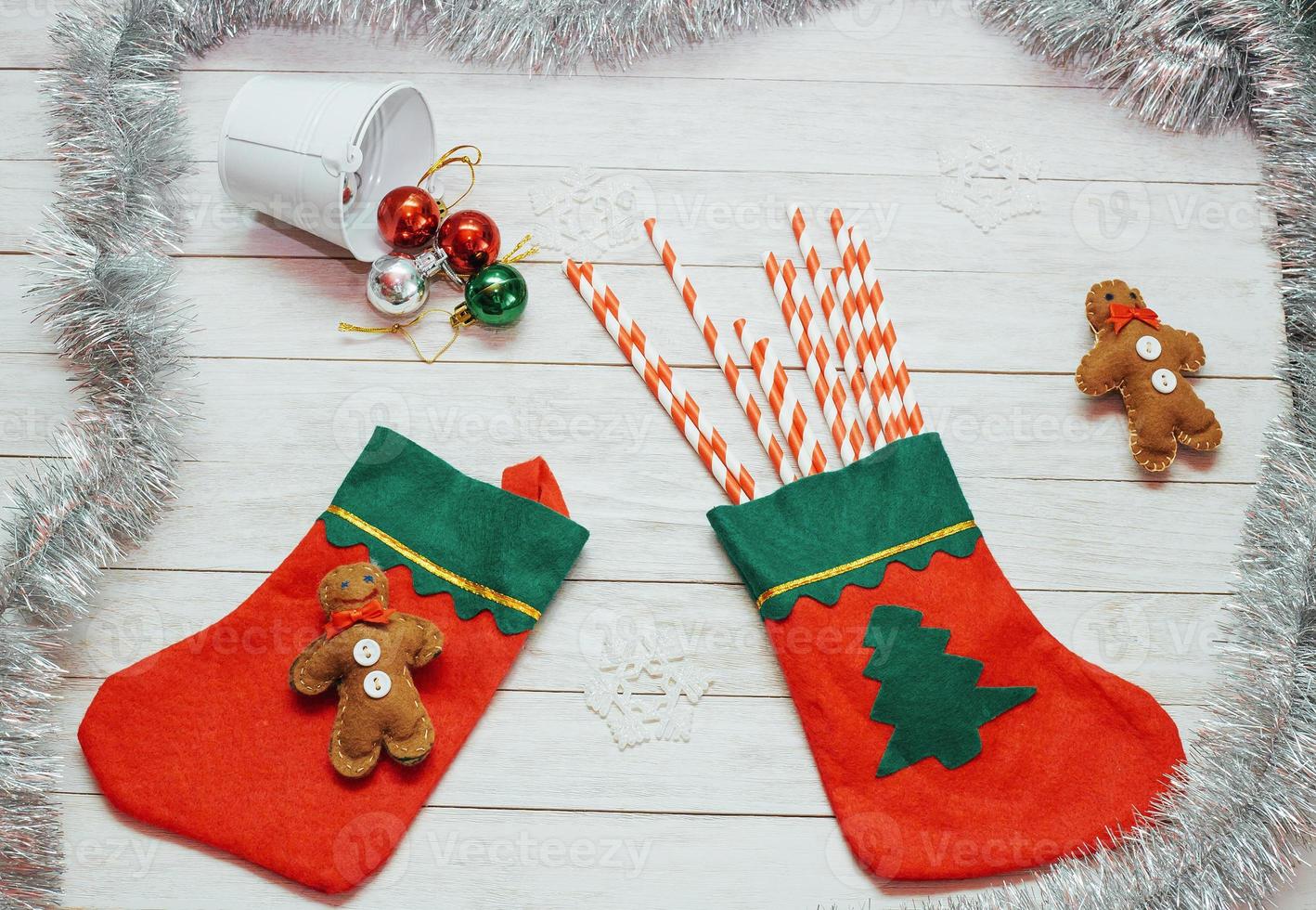 bottes rouges du père noël, chaussures avec des bonbons colorés, photo