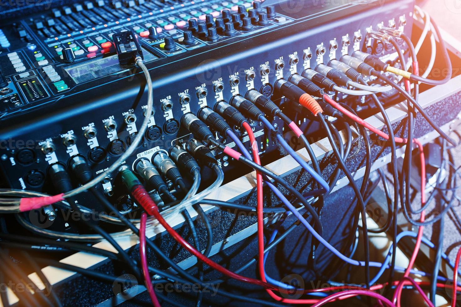 console de mixage numérique. panneau de commande du mélangeur de son, gros plan des faders audio. photo