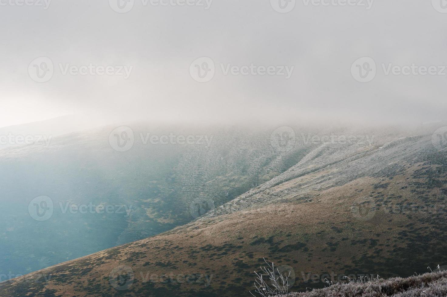 paysage de la montagne de givre avec brouillard photo