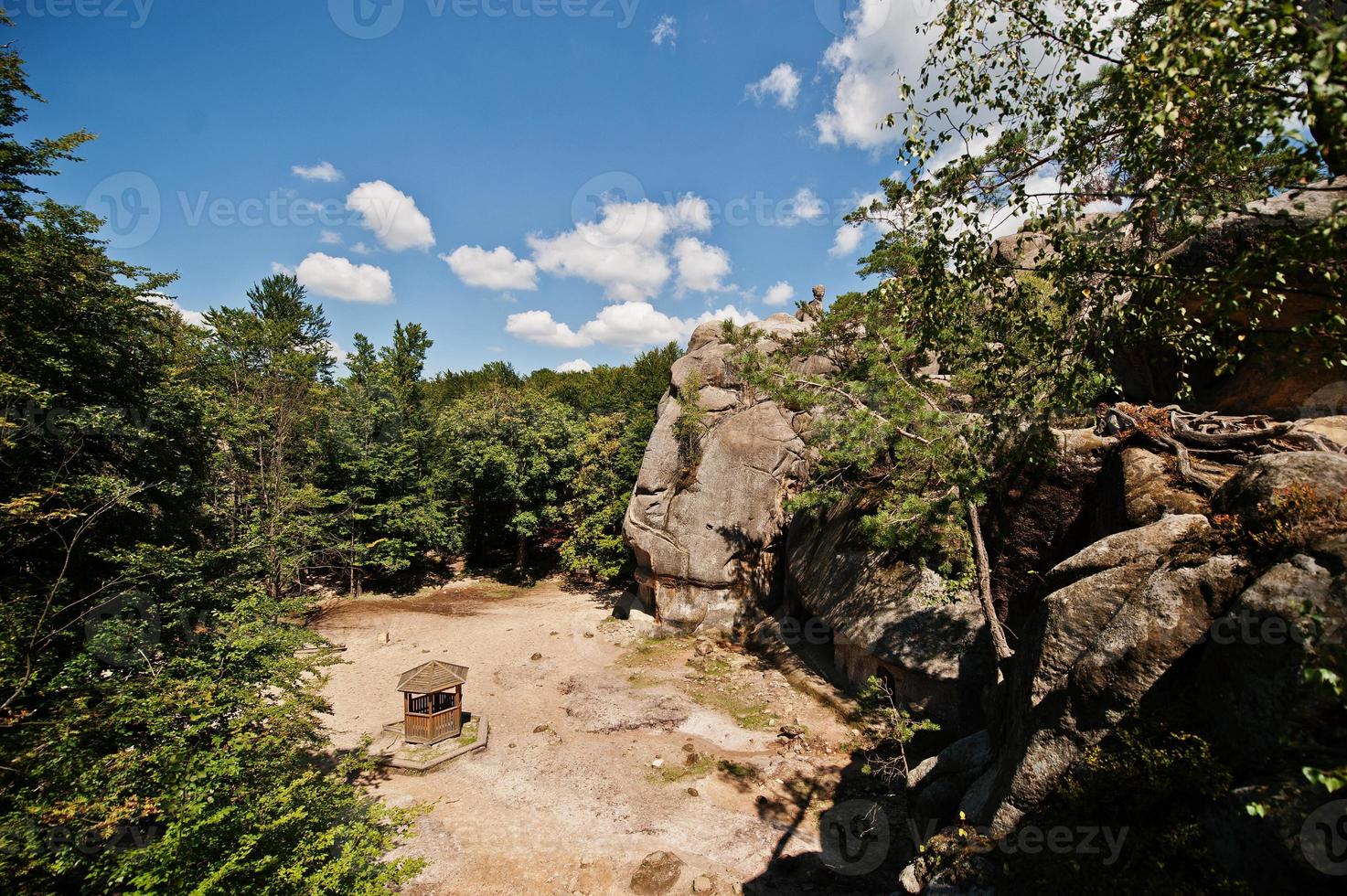 rochers dovbush, groupe de structures naturelles et artificielles taillées dans la roche à l'ouest de l'ukraine photo