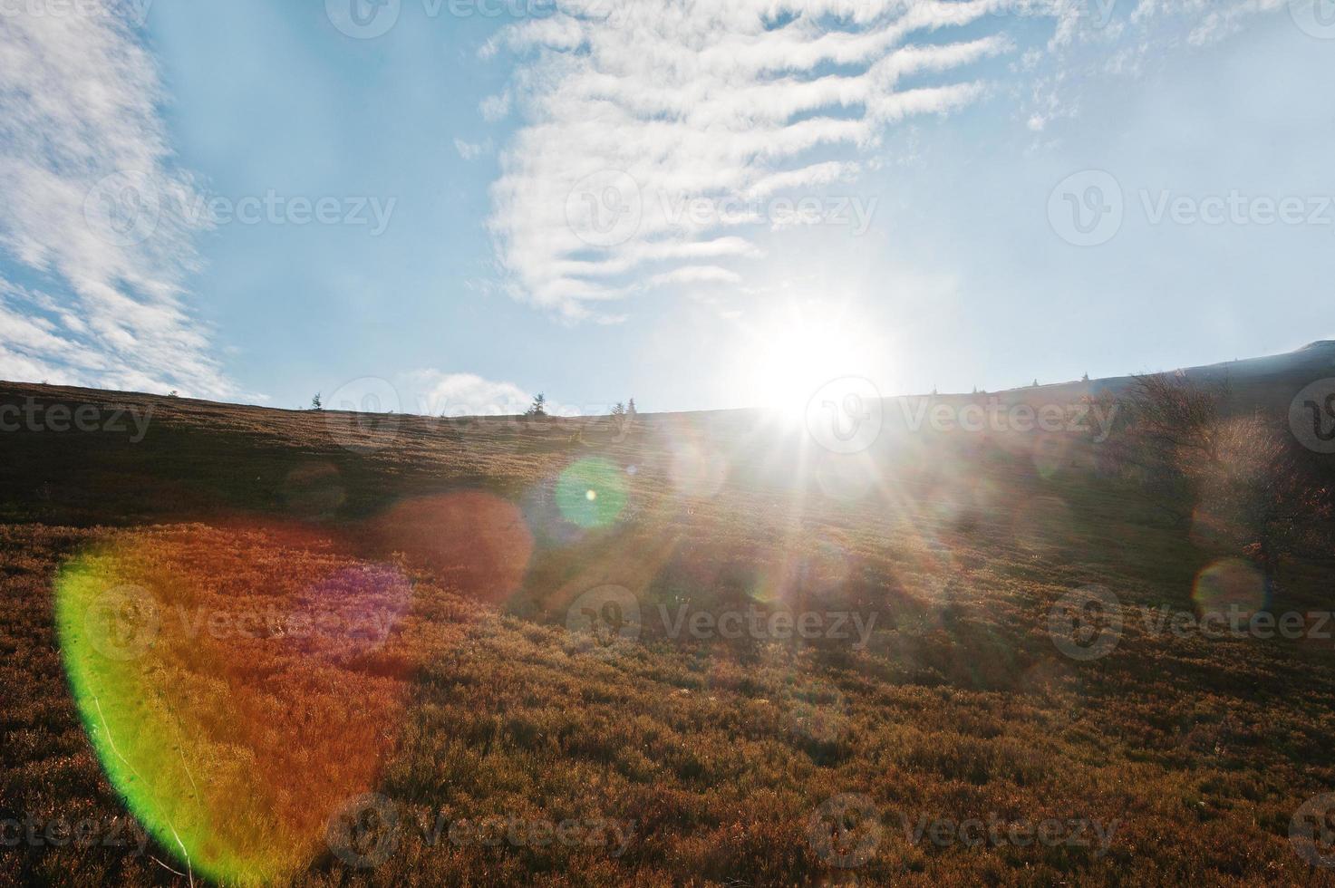 ciel céleste avec la lumière du soleil dans les montagnes des carpates. monde de la beauté photo