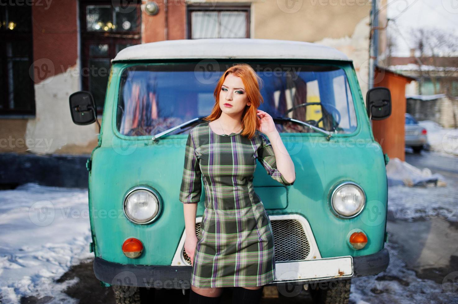 jeune fille aux cheveux rouges posée sur fond de robe à carreaux vieille fourgonnette cyan rétro. photo