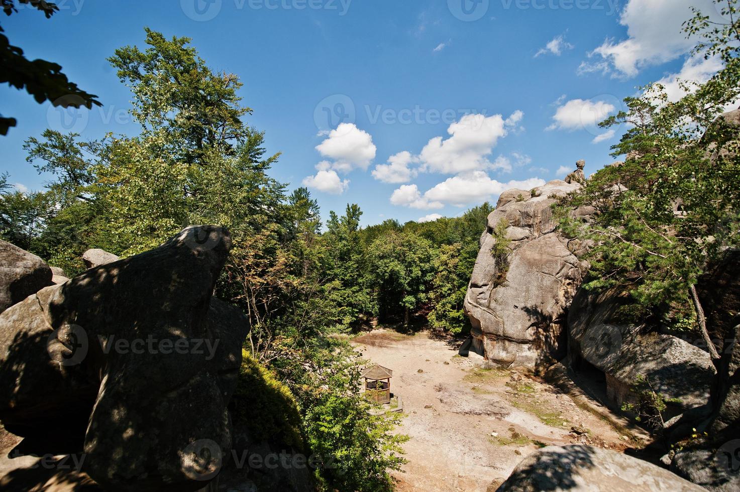 rochers dovbush, groupe de structures naturelles et artificielles taillées dans la roche à l'ouest de l'ukraine photo