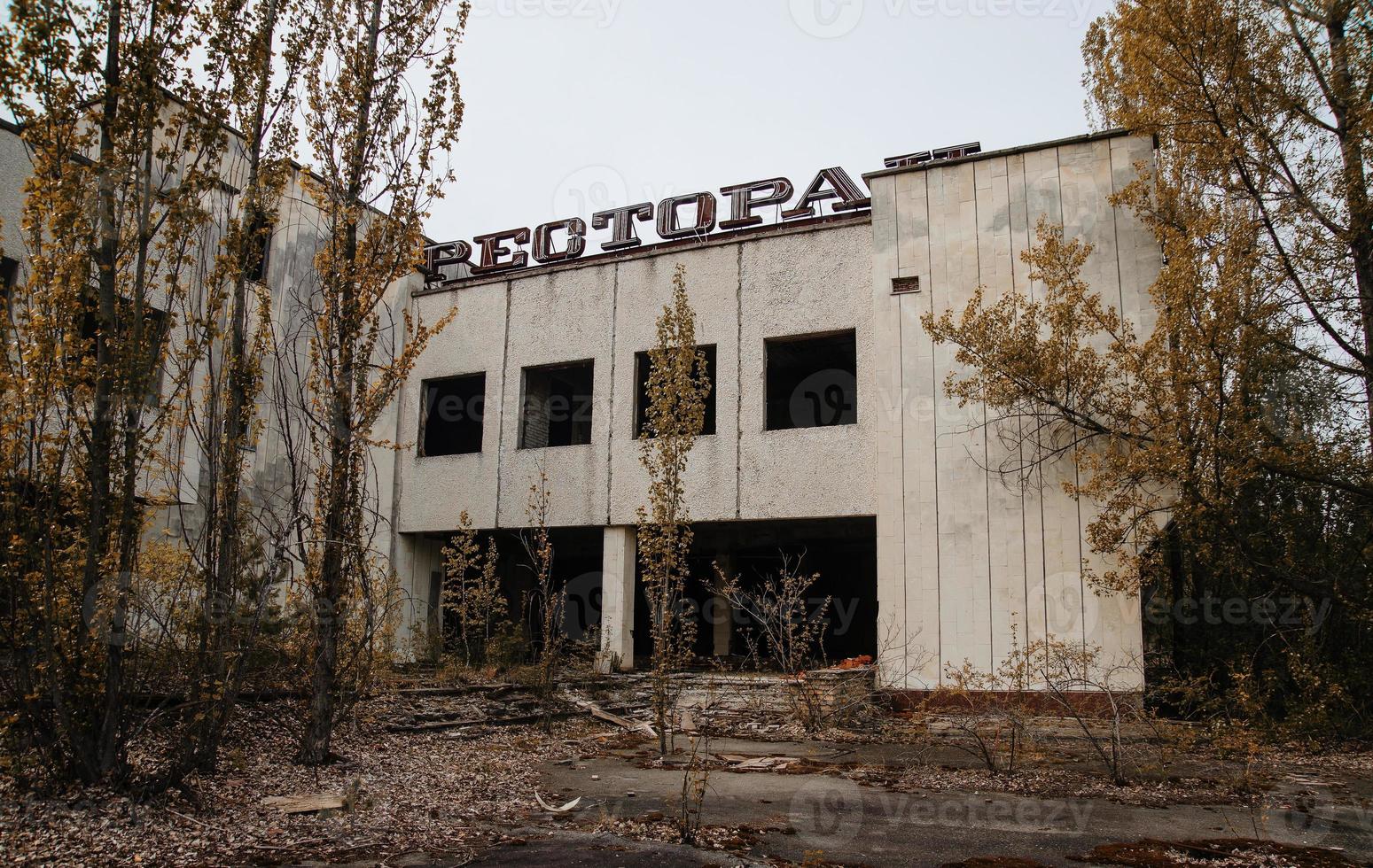 restaurant dans la zone d'exclusion de tchernobyl avec les ruines de la zone abandonnée de la ville de pripyat de la ville fantôme de radioactivité. photo