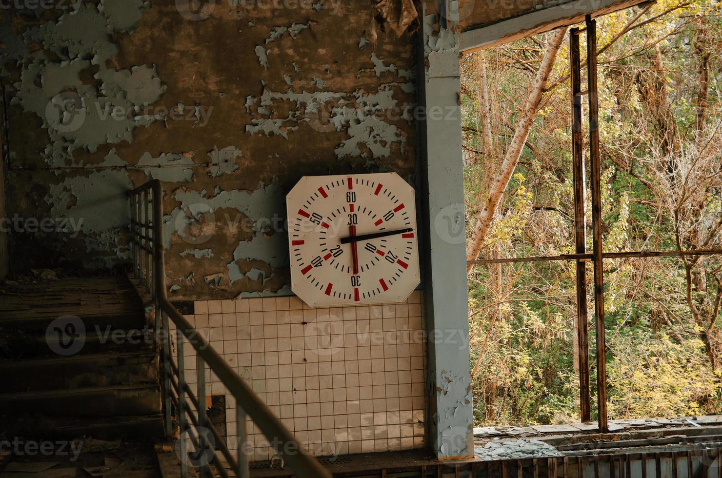 salle de sport scolaire perdue dans la zone de ville fantôme de tchernobyl de radioactivité. photo