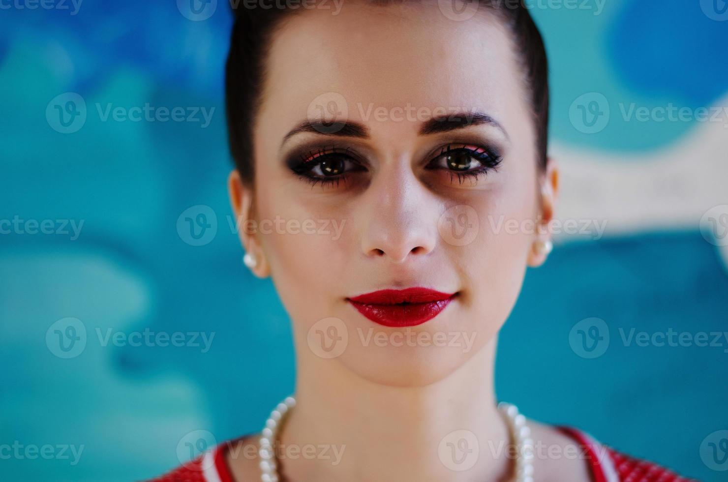 portrait en gros plan d'un visage de fille de maquillage lumineux. photo