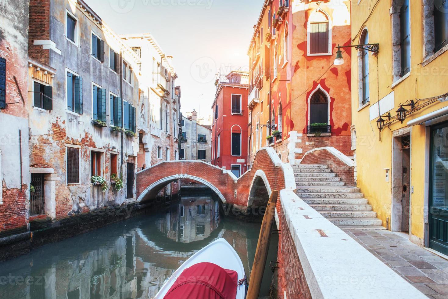 gondoles sur le canal à venise. est une destination touristique populaire de l'europe photo