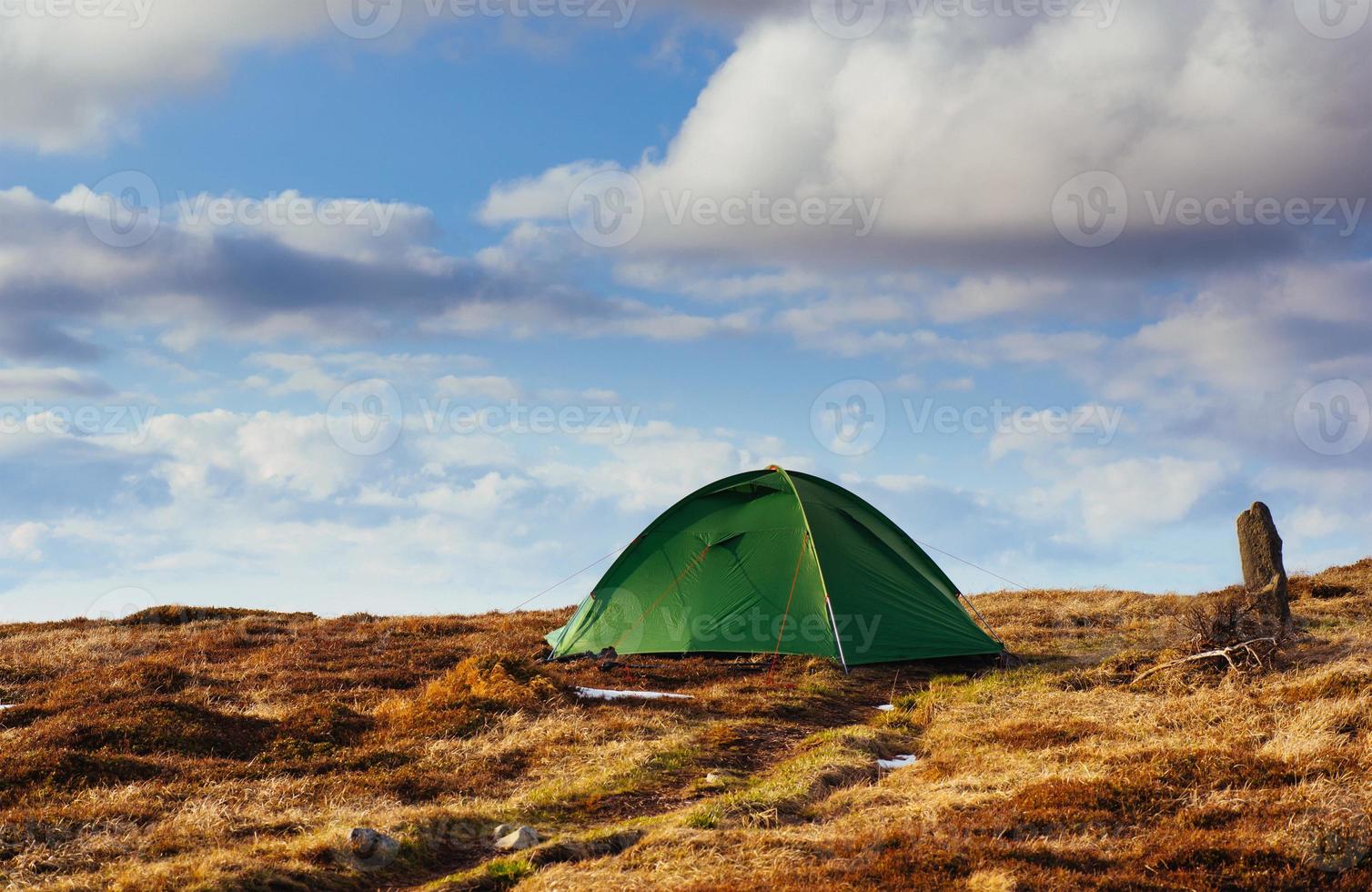 la tente est composée de vert dans les carpates. montagne de printemps photo