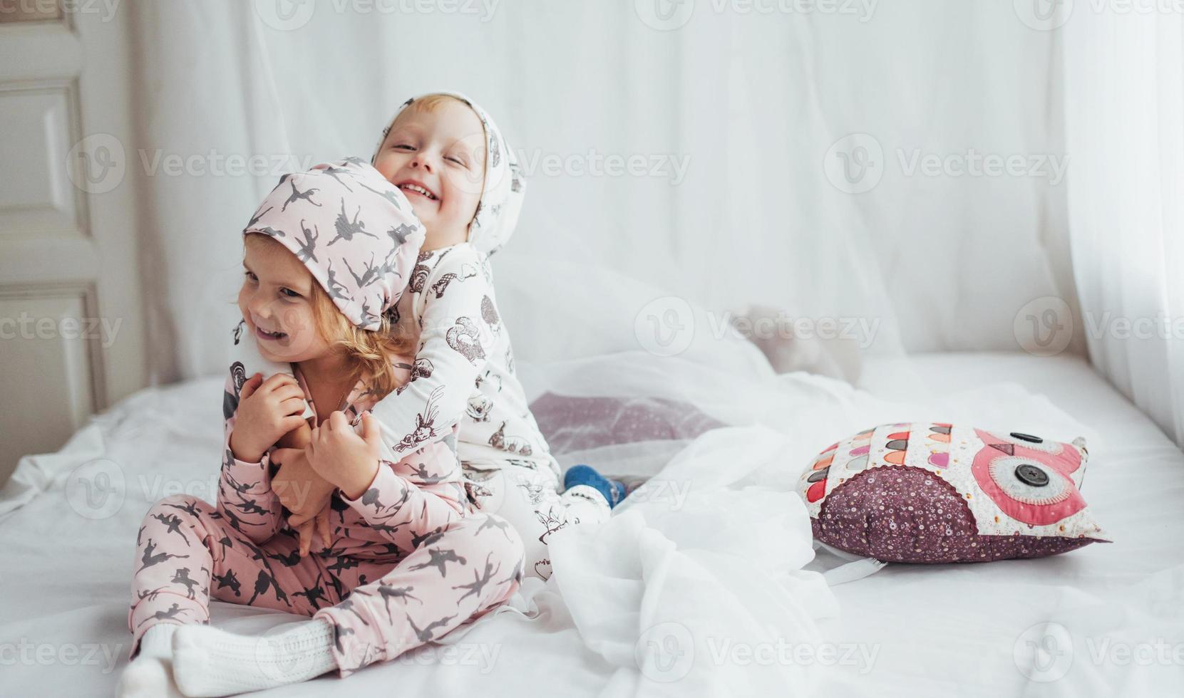 enfants en pyjama photo