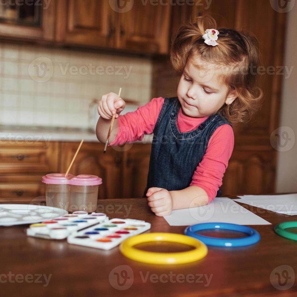 jolie petite fille, adorable peinture d'enfant d'âge préscolaire à l'aquarelle photo