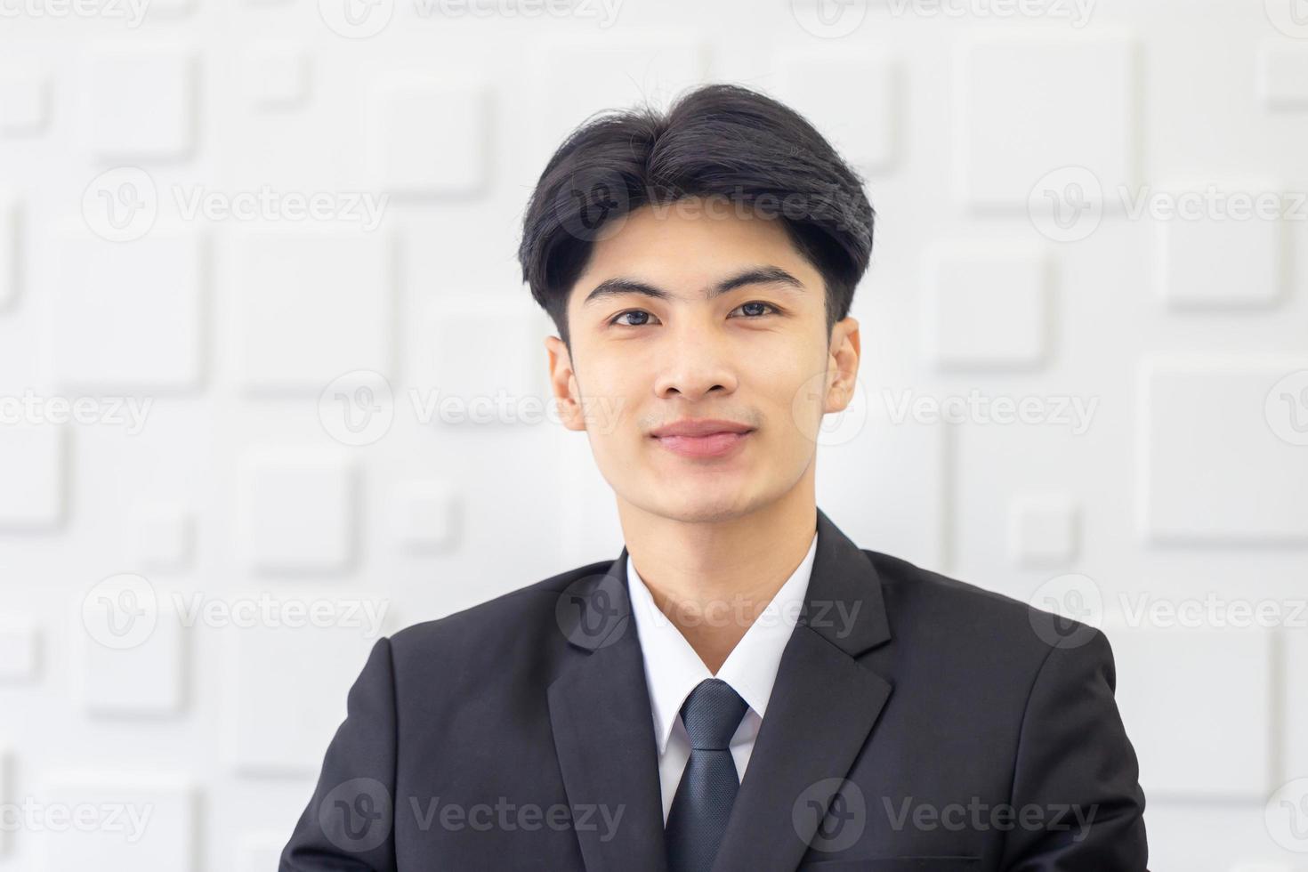 portrait d'un jeune homme d'affaires heureux regardant la caméra photo