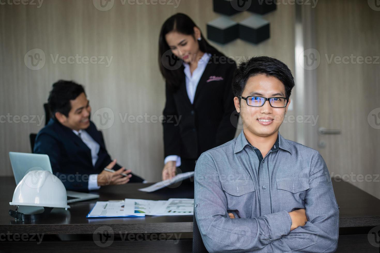 homme d'affaires asiatique et groupe utilisant un ordinateur portable pour se rencontrer et hommes d'affaires souriants heureux de travailler photo