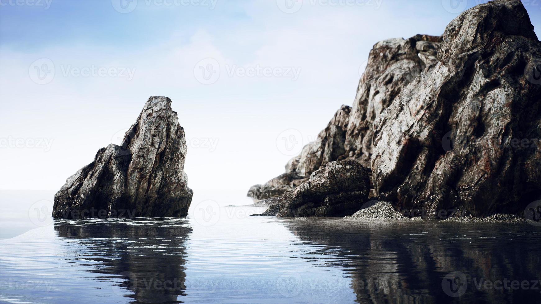 île tropicale rocheuse dans l'océan photo