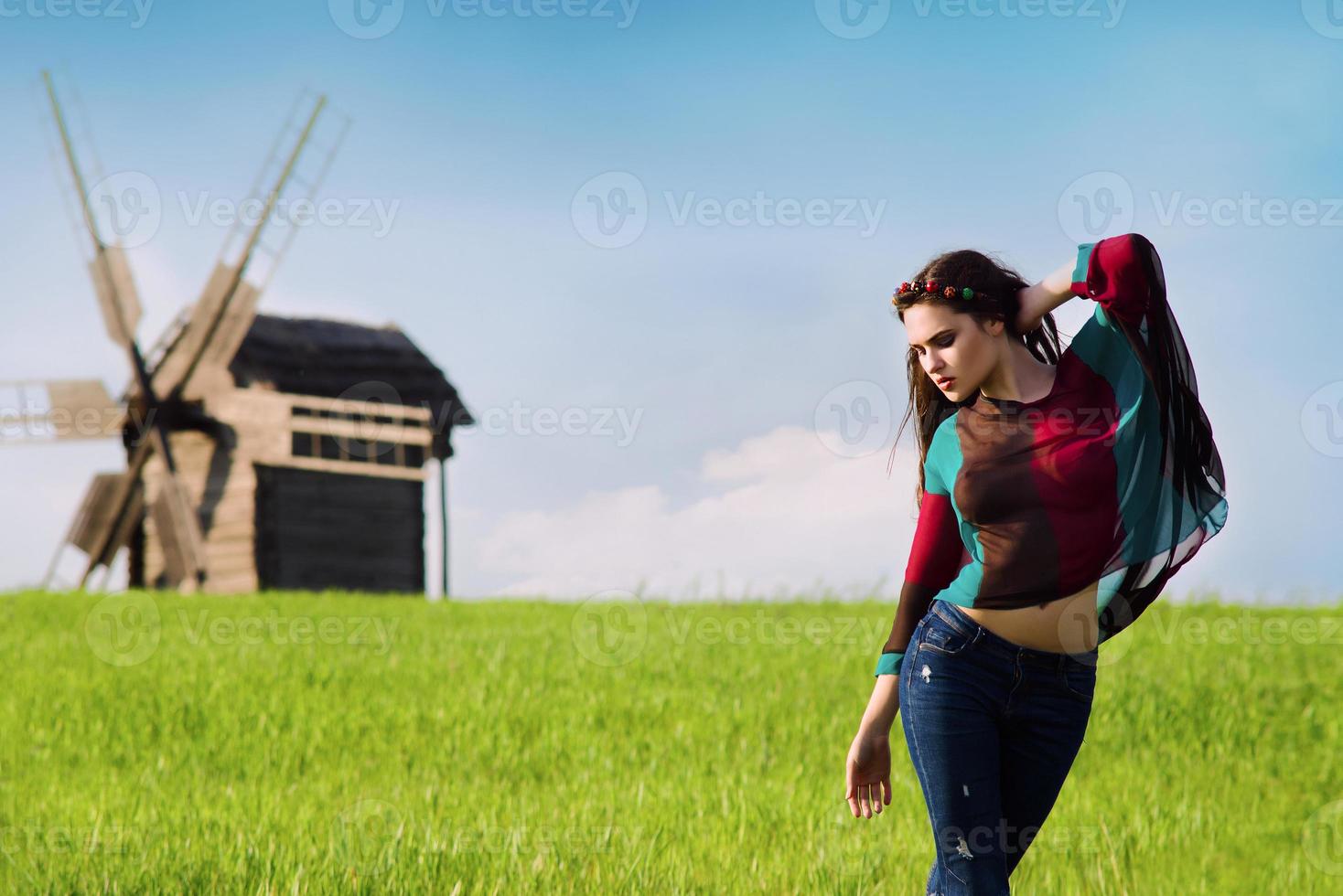 belle jeune femme brune aux cheveux longs en chemisier ukrainien dans un village ethnique en plein air à kyiv ukraine photo