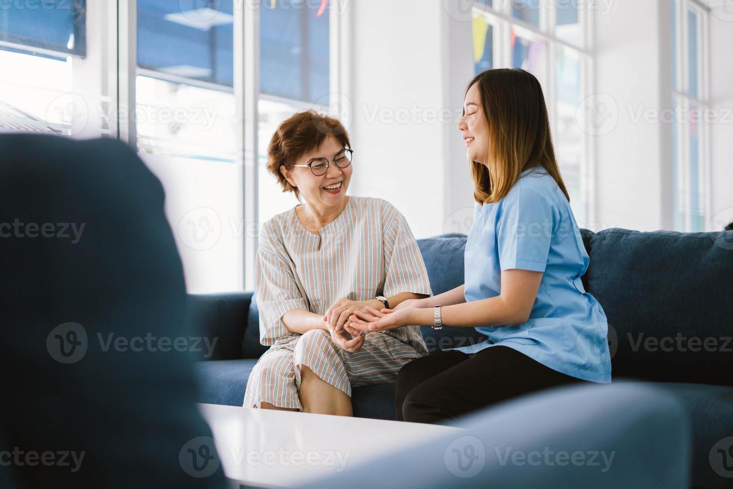 jeune médecin consultant un patient âgé à la clinique de soins de santé photo