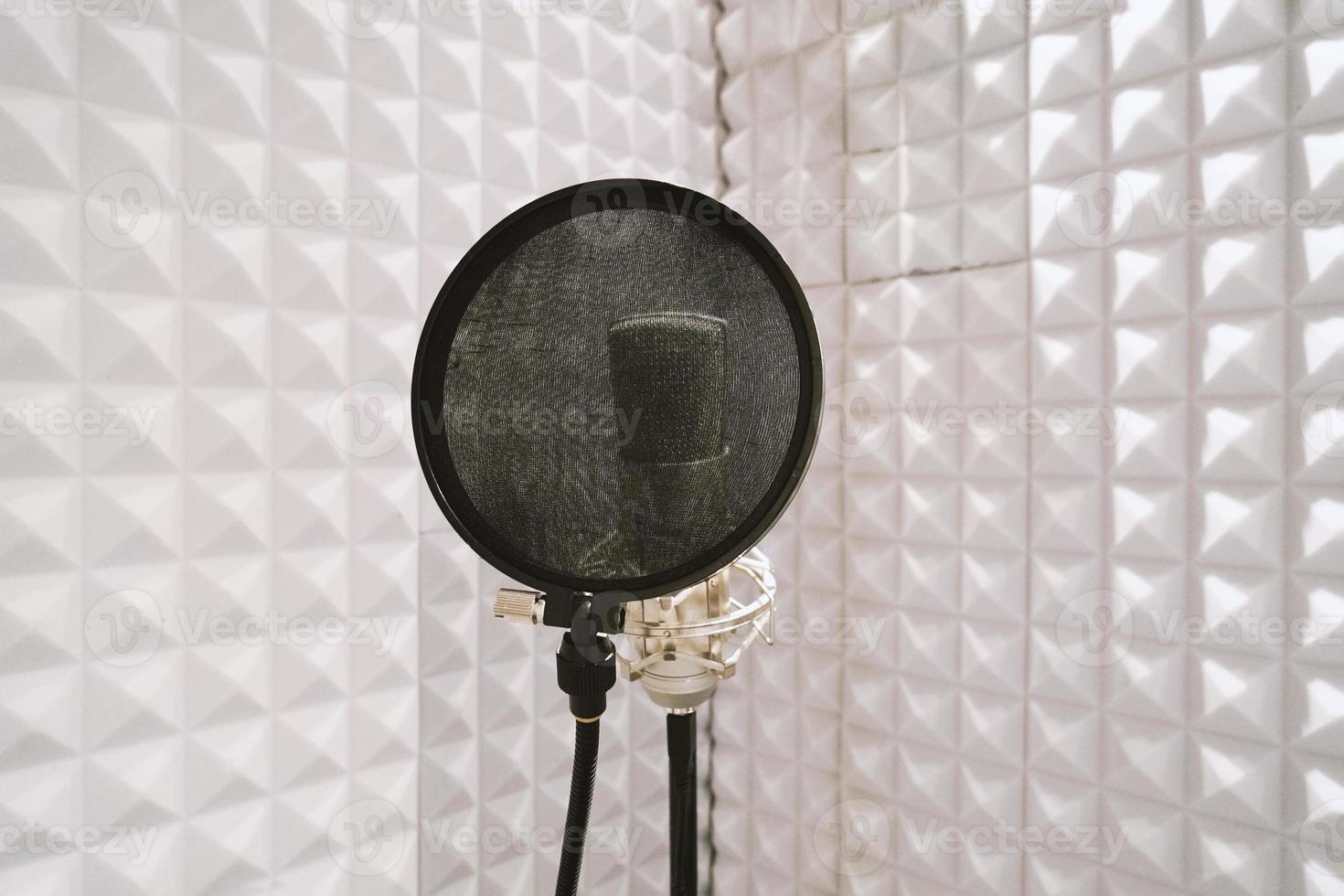 microphone sur pied de micro dans une cabine d'isolation insonorisée pour l'enregistrement vocal au studio de son photo