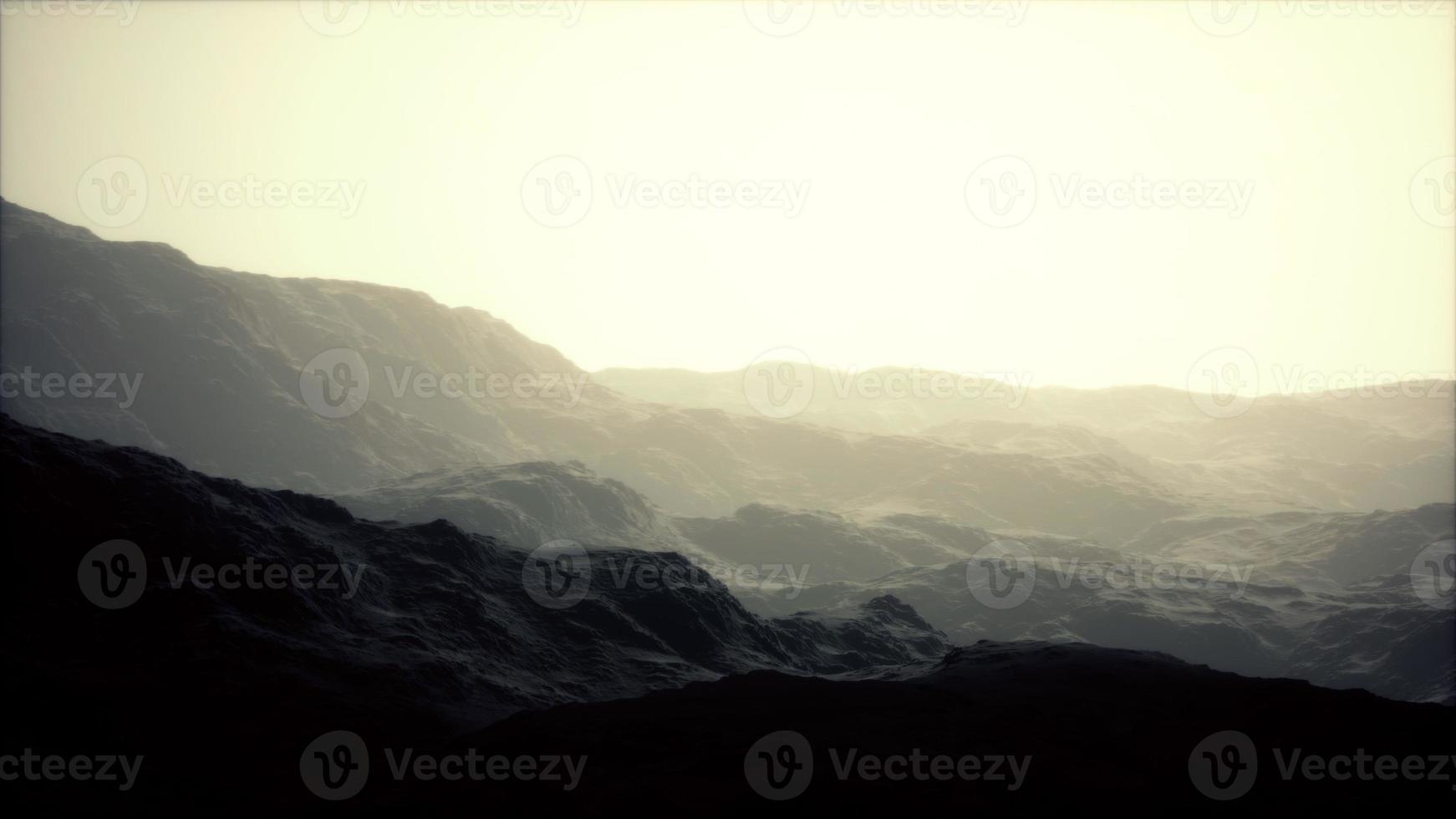 silhouette des montagnes des alpes suisses dans les nuages du matin photo