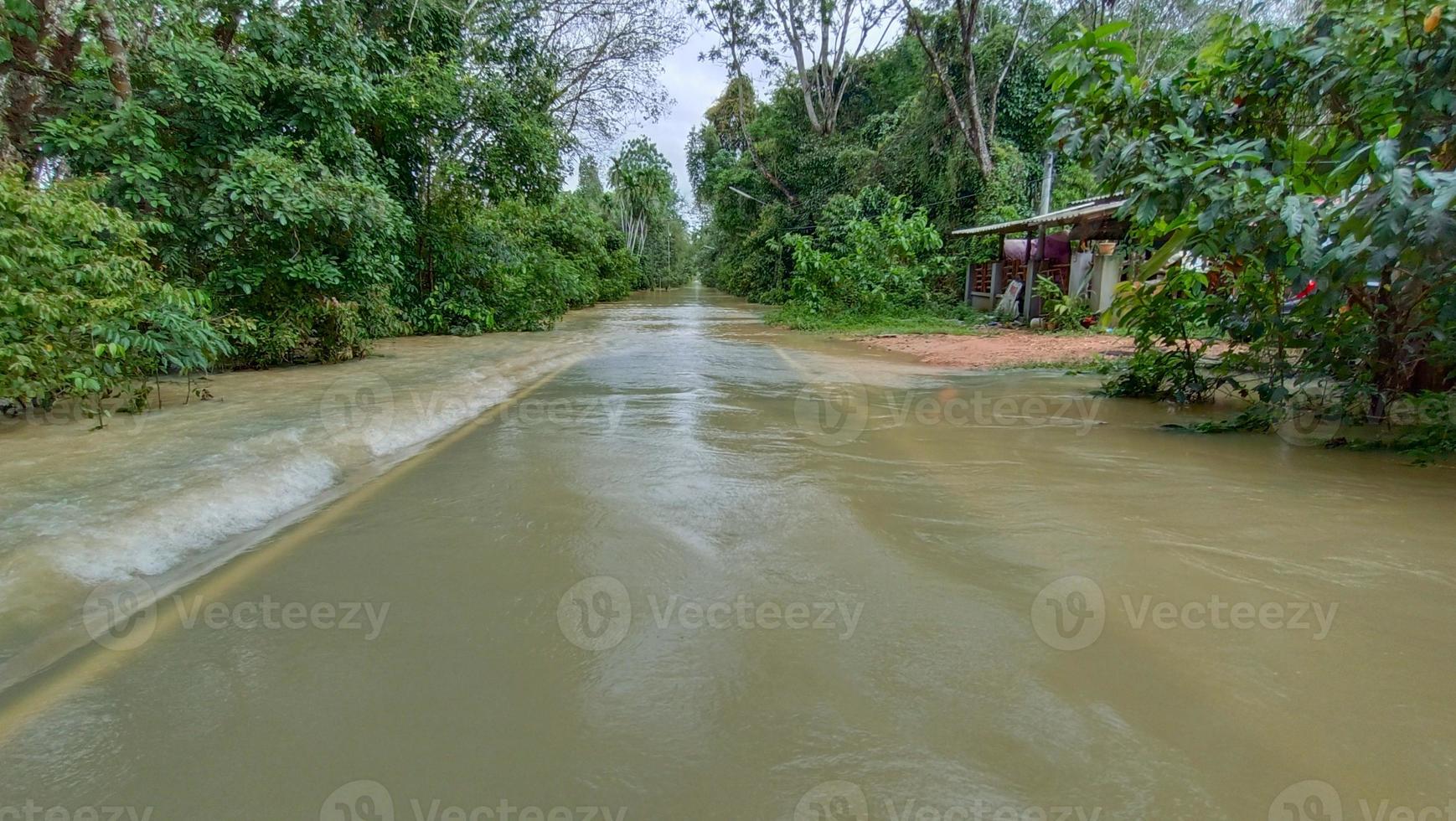 l'eau de crue coule de l'autre côté de la rue photo