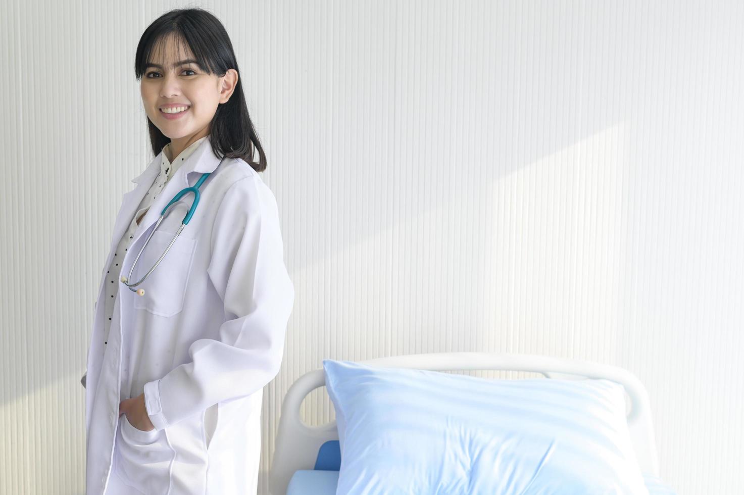 portrait de jeune femme médecin avec stéthoscope travaillant à l'hôpital, concept médical et de soins de santé photo