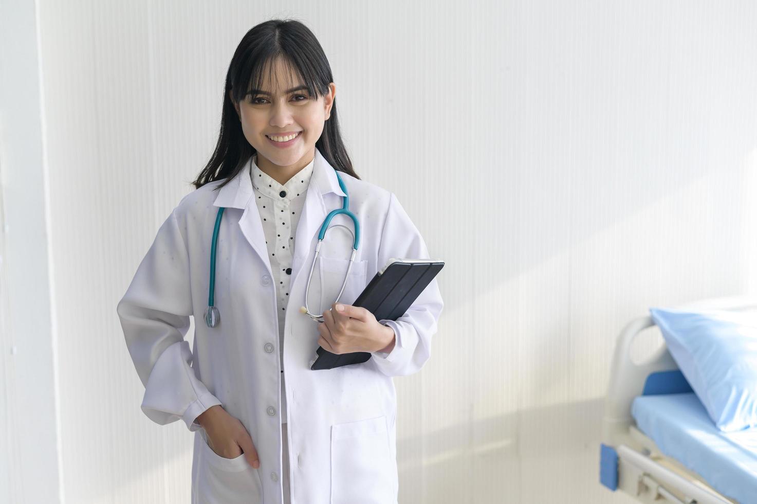 portrait de jeune femme médecin avec stéthoscope travaillant à l'hôpital, concept médical et de soins de santé photo