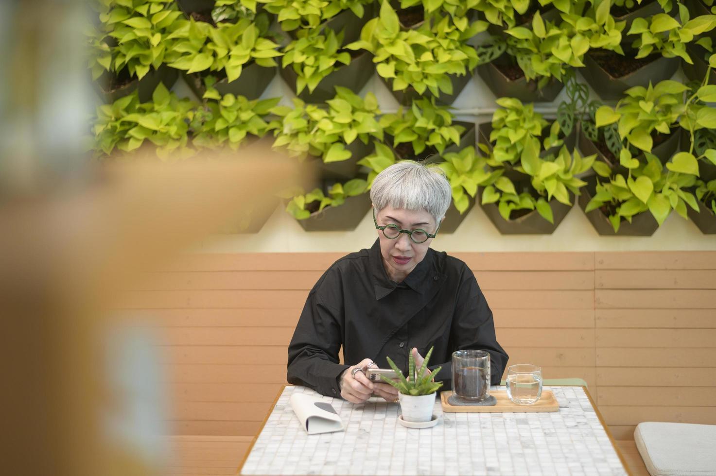portrait d'une femme d'affaires senior dans un café photo