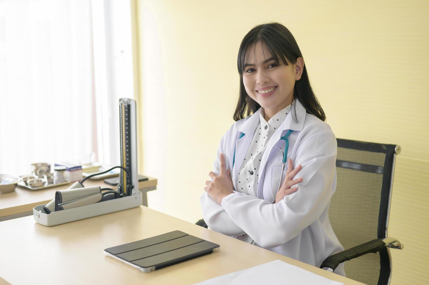 portrait de jeune femme médecin avec stéthoscope travaillant à l'hôpital, concept médical et de soins de santé photo