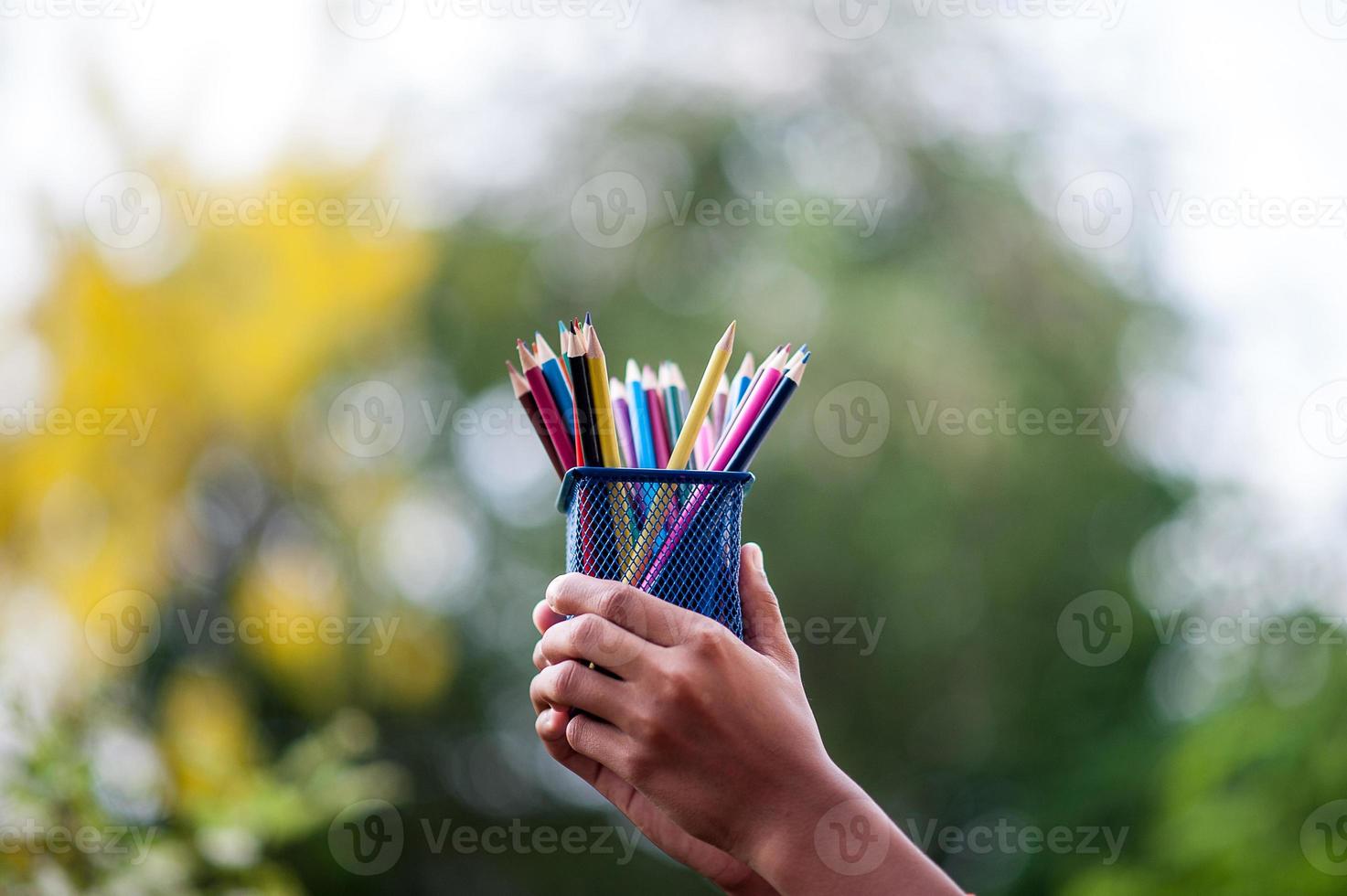 mains et crayons de plusieurs couleurs photo