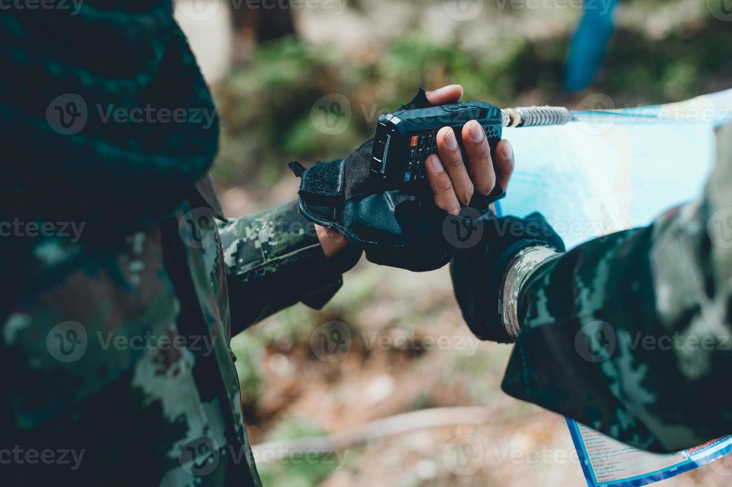 les soldats utilisent la radio. et utiliser la carte pour la communication entre les opérations militaires dans la forêt frontalière. Gardien photo