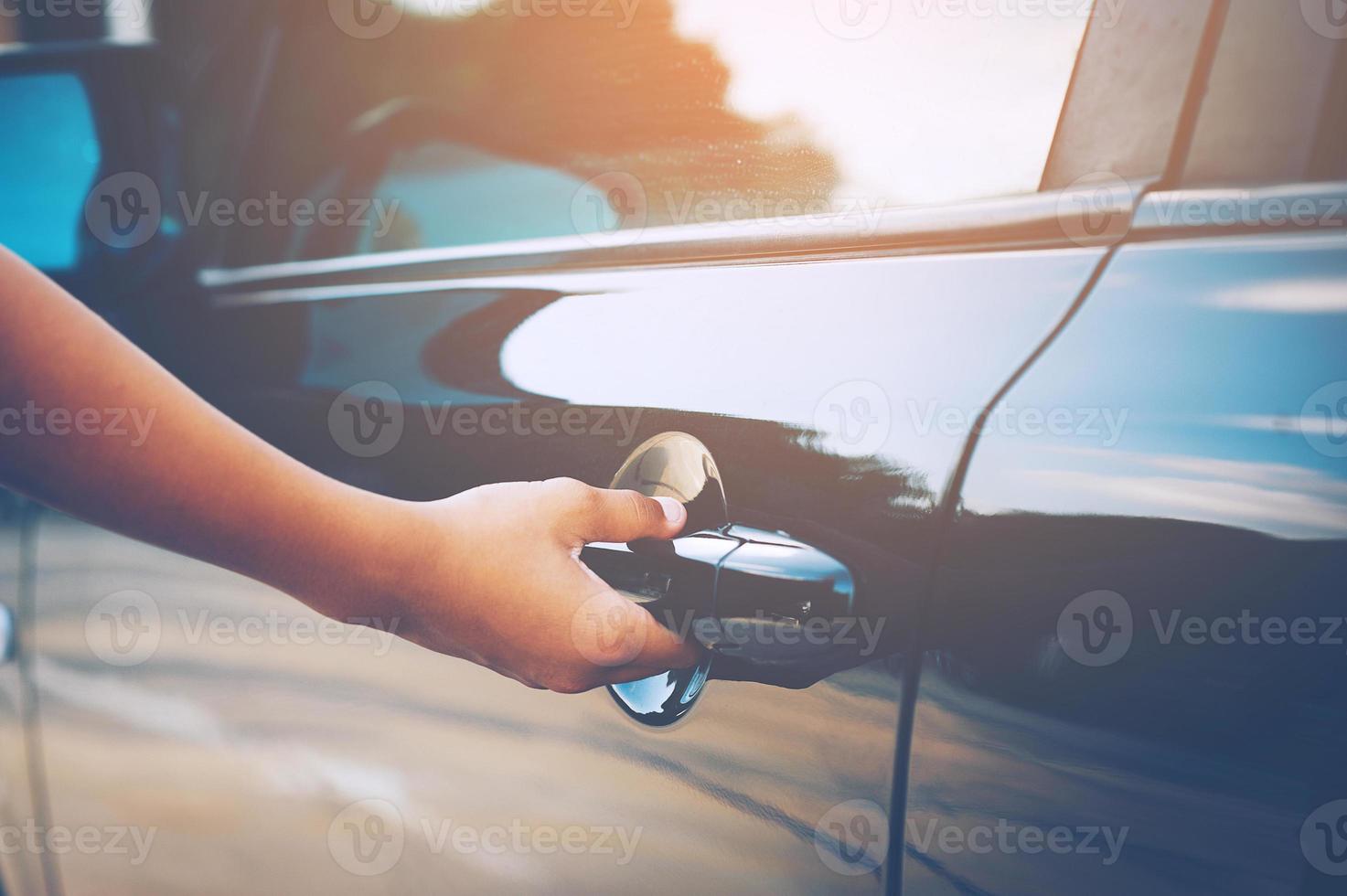 ouvrir la porte noire de la voiture photo