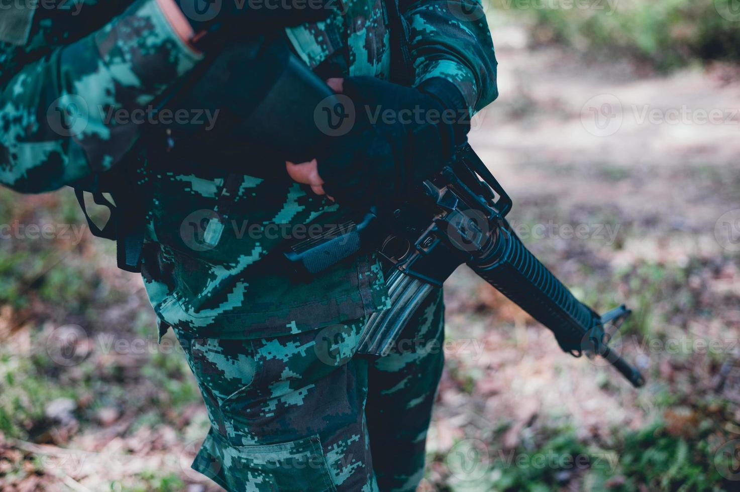 les soldats utilisent la radio. et utiliser la carte pour la communication entre les opérations militaires dans la forêt frontalière. Gardien photo