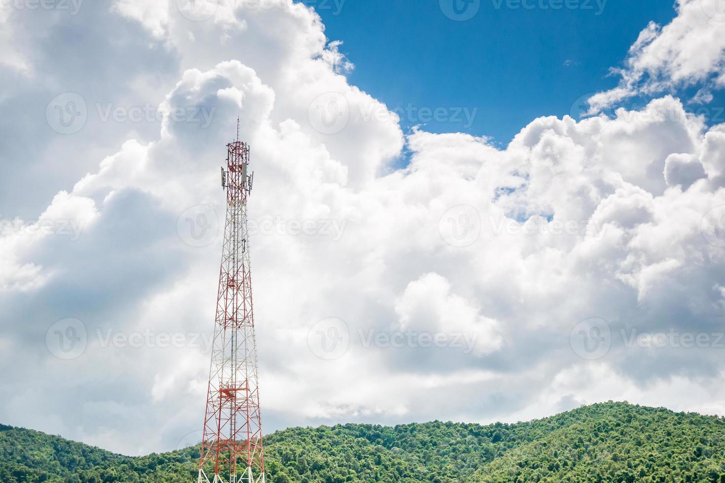 tour de télécommunication de téléphonie mobile avec nuage blanc et fond de montagne de ciel bleu photo