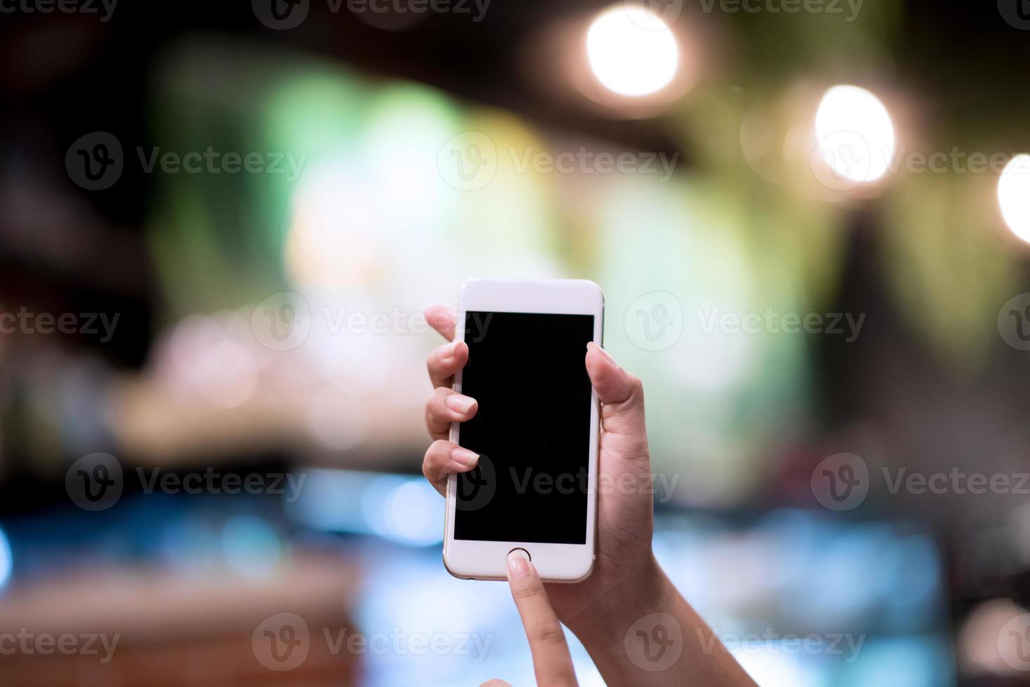 les mains et les téléphones à écran sont vides. concepts de communication par téléphone blanc par téléphone et pour faire des affaires en ligne. photo