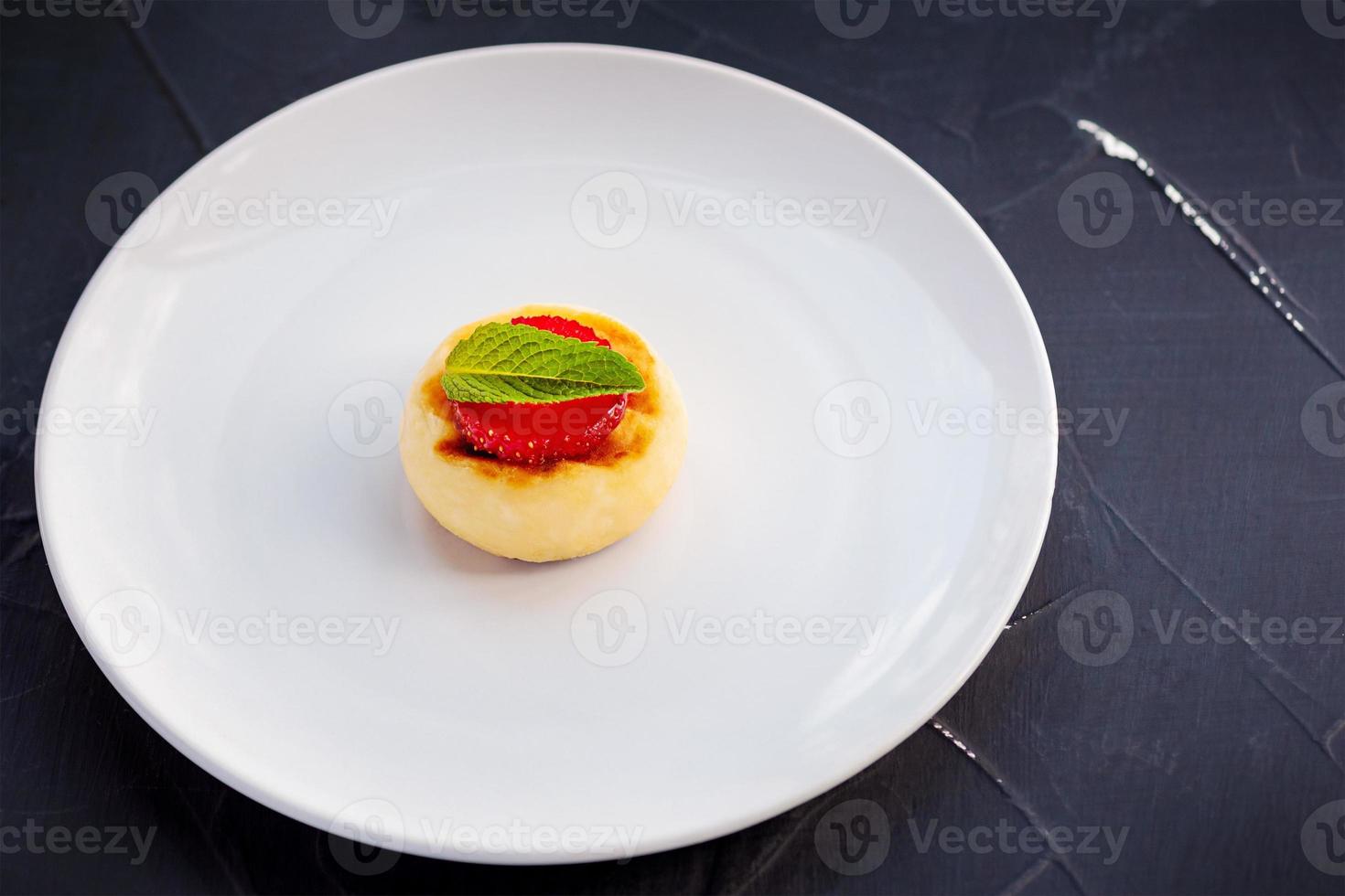dessert délicieux. plat blanc avec cheesecake aux fraises. photo