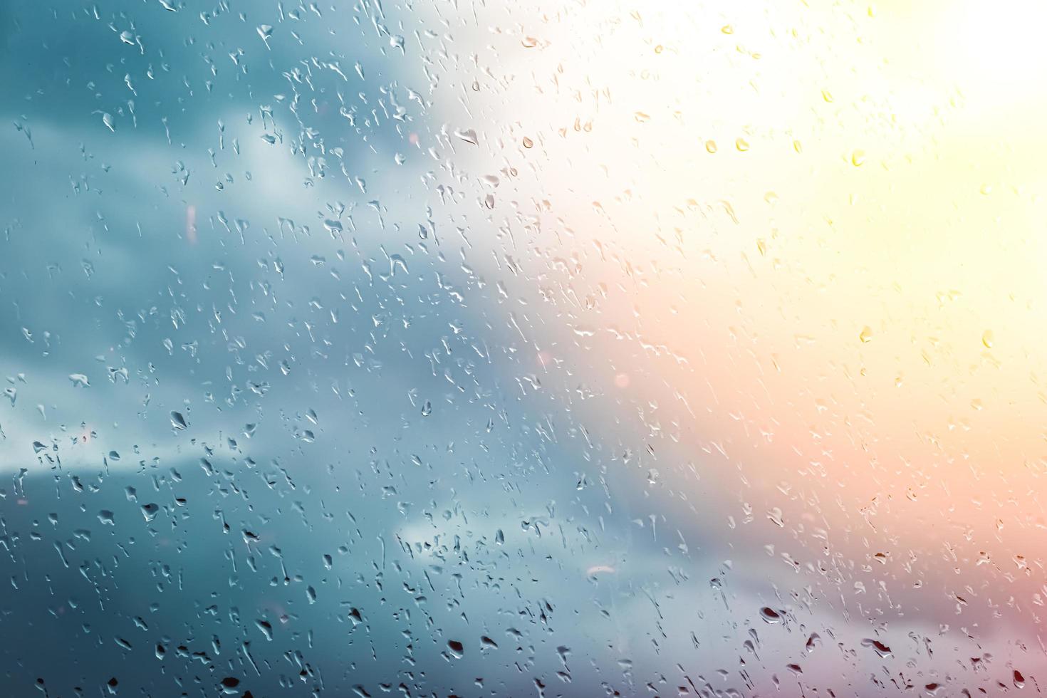 la pluie tombe pendant la saison des pluies et le soleil brille photo