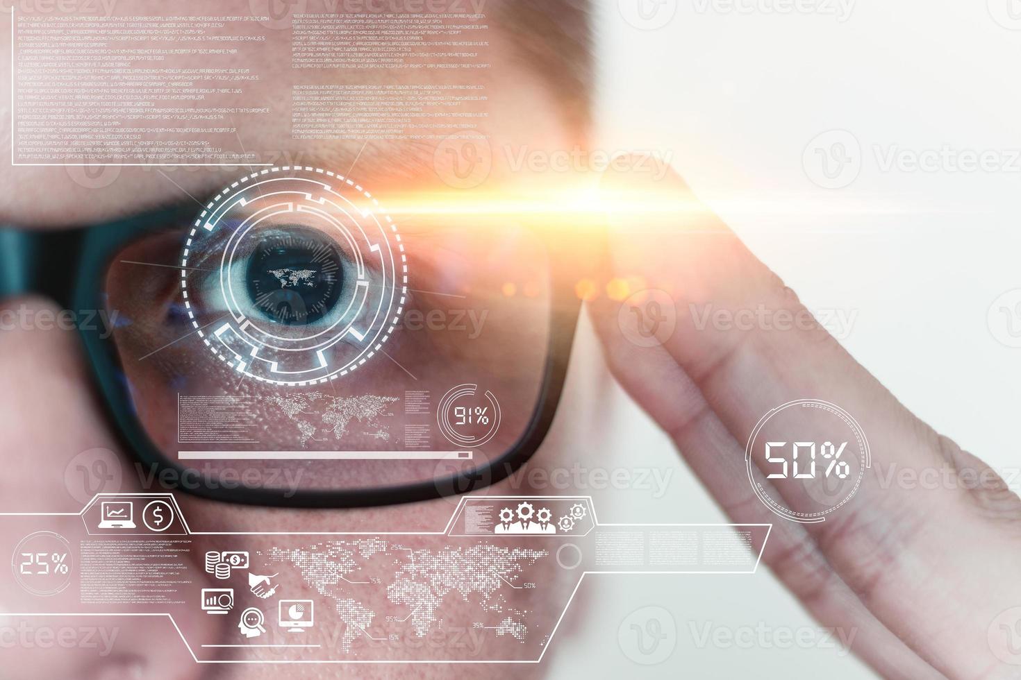 balayage des yeux pour l'identification de la personnalité, homme d'affaires des lunettes avec technologie hologramme. photo