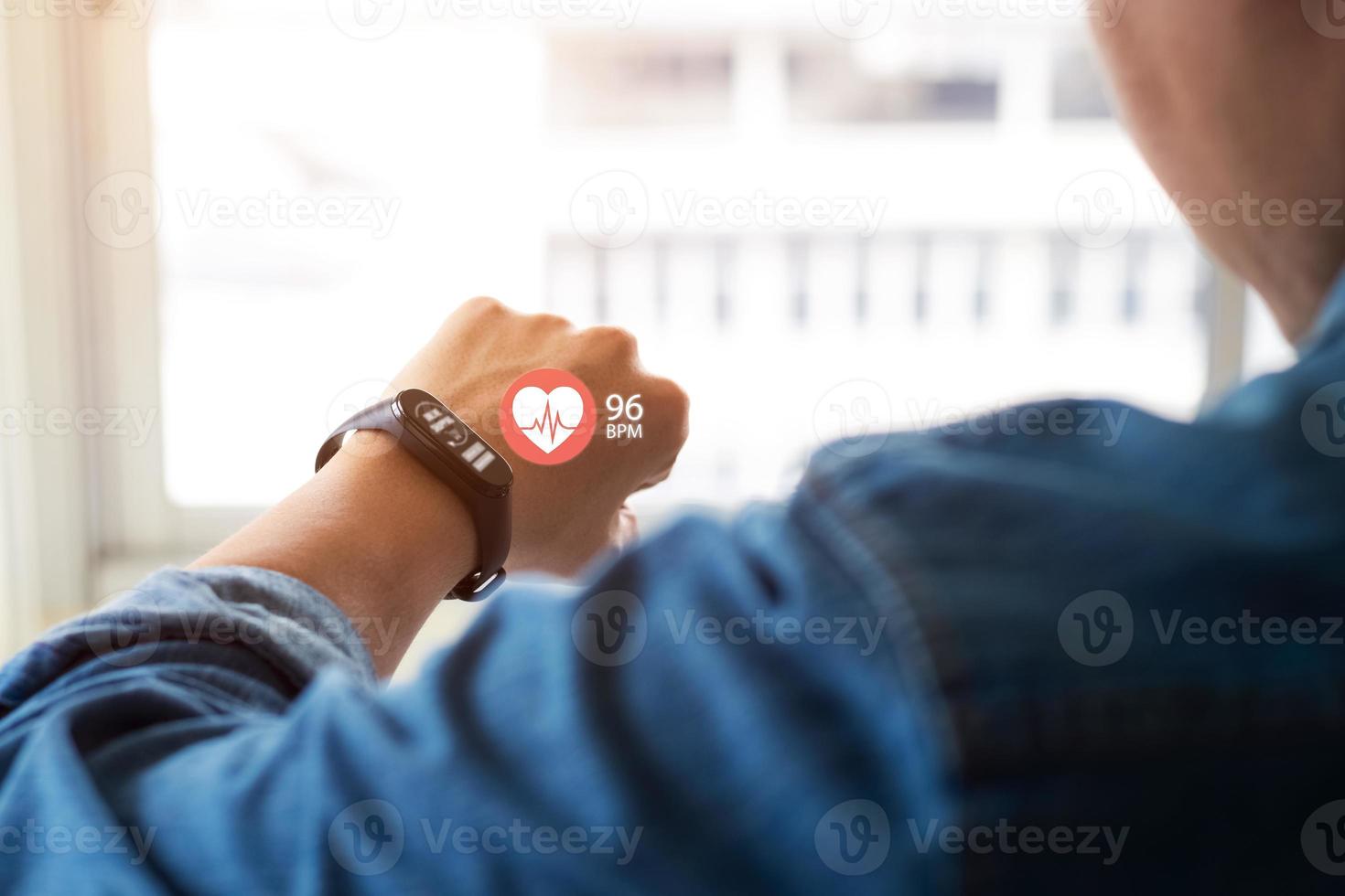 gros plan montre intelligente blanche avec fréquence cardiaque icône, concept de soins de santé. photo